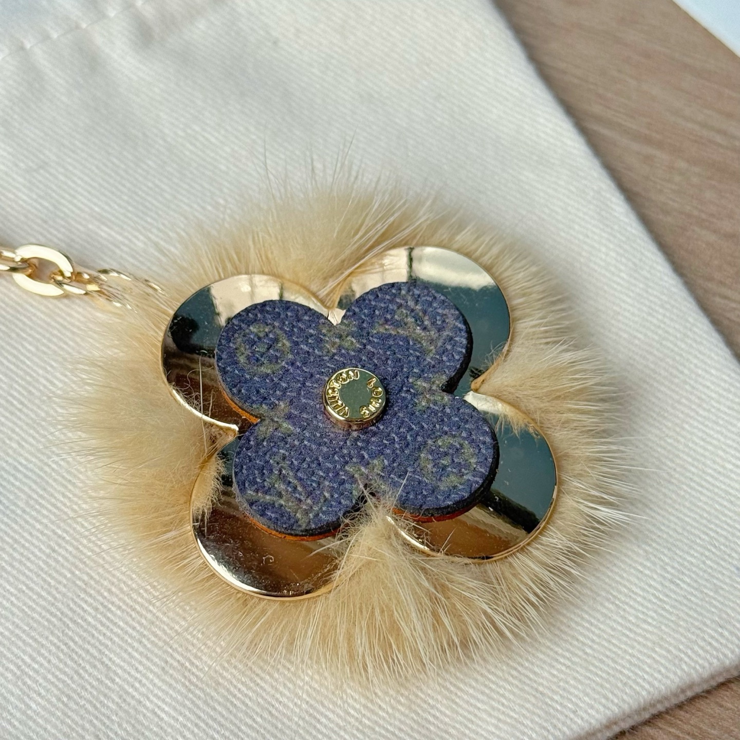 Louis Vuitton LV 路易威登四叶草包挂 金色链条+花朵+水貂毛设计