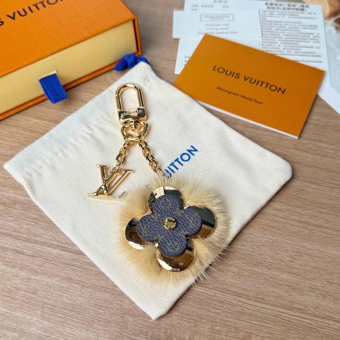 Louis Vuitton LV 路易威登四叶草包挂 金色链条+花朵+水貂毛设计