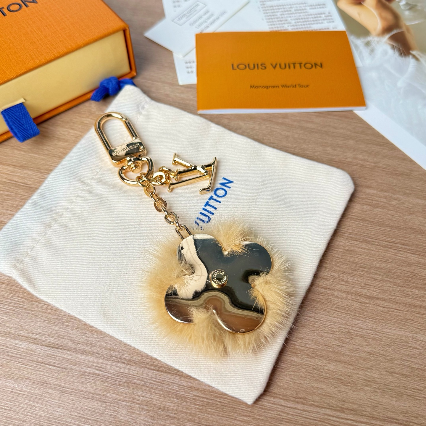 Louis Vuitton LV 路易威登四叶草包挂 金色链条+花朵+水貂毛设计