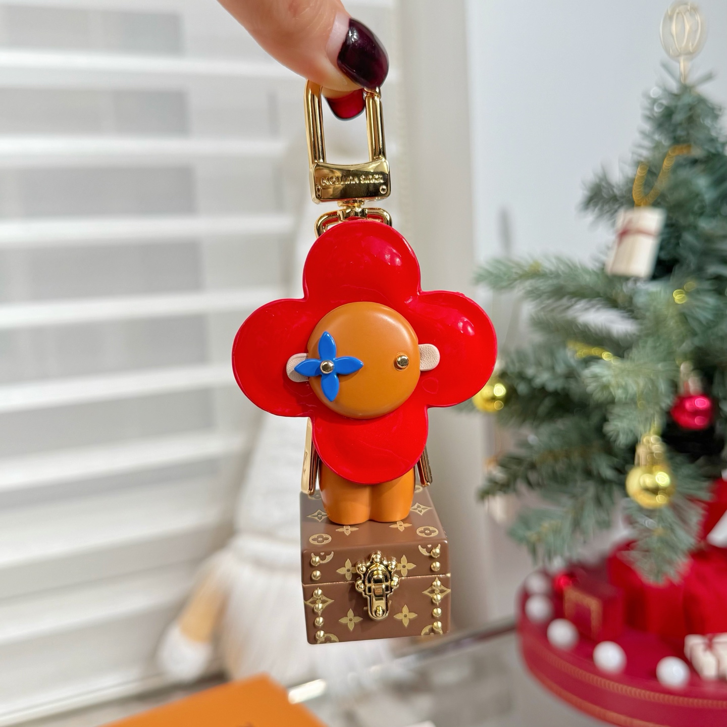 NO:811444,New product M Vivian Christmas series doll accessories Sunflower doll keychain Garland necklace matching pendant hanging Louis Vuitton Louis Vuitton Vivian keychain bag hanging PU material hardware is steel original logo,,louis vuitton,louis vuitton,necklace,keychain19860909新品 M 薇薇安圣诞系列玩偶配件 太阳花公仔钥匙扣 花环项链搭配 挂件挂饰 Louis Vuitton 路易威登 薇薇安钥匙扣 包挂 PU材质 五金为钢 原版logo,,louis vuitton,louis vuitton,necklace,keychain,accessory