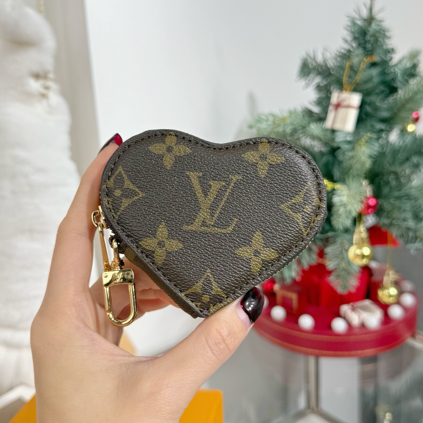 NO:676351,New Love Coin Purse Heart 5 Colors Ready in Stock Comes Standard with a Full Set of Original Packaging Louis Vuitton Louis Vuitton LV LOUIS BEAR Love Bag Decoration Coin Purse Pendant Louis Vuitton Mirror series has swept the fashion circle with the 'mirror revolution', colliding the brand's classic elements with futuristic mirror materials to create a matrix of luxury accessories with great visual impact.,, louis vuitton, louis vuitton, louis vuitton, wallets19860909新品爱心零钱包 桃心 5 色现货 标配全套原版包装 Louis Vuitton 路易威登LV LOUIS BEAR 爱心包饰 零钱包 挂饰 路易威登 Mirror系列以“镜面革命”席卷时尚圈,将品牌经典元素与未来感镜面材质碰撞,打造出极具视觉冲击力的奢华配饰矩阵.,,louis vuitton,louis vuitton,louis vuitton,wallets,accessory