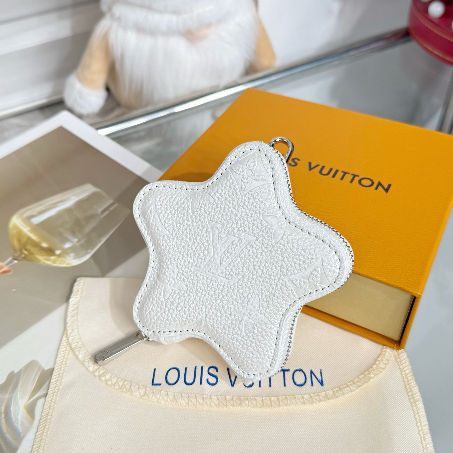NO:676352,New Star Coin Purse Five-Pointed Star 5 Colors Ready in Stock Comes Standard with a Full Set of Original Packaging Louis Vuitton Louis Vuitton LV LOUIS BEAR Star Bag Decoration Coin Purse Pendant Louis Vuitton Mirror series has swept the fashion circle with the 'mirror revolution', colliding the brand's classic elements with futuristic mirror materials to create a matrix of luxury accessories with great visual impact.,,louis vuitton,louis vuitton,louis vuitton,wallets19860909新品星星零钱包 五角星 5 色现货 标配全套原版包装 Louis Vuitton 路易威登LV LOUIS BEAR 星星包饰 零钱包 挂饰 路易威登 Mirror系列以“镜面革命”席卷时尚圈,将品牌经典元素与未来感镜面材质碰撞,打造出极具视觉冲击力的奢华配饰矩阵.,,louis vuitton,louis vuitton,louis vuitton,wallets,accessory