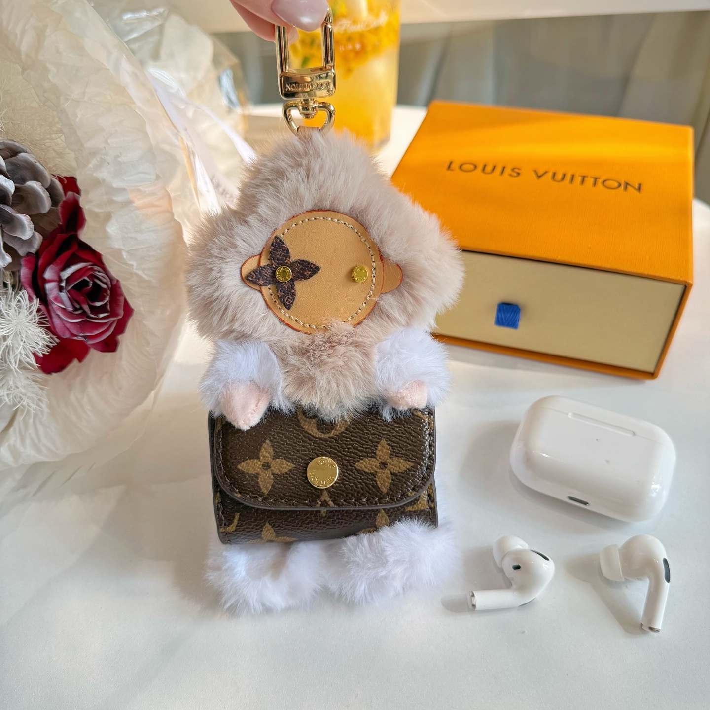 NO:687776,vivienne bag charms LV Vivienne headphone bag storage bag charms accessories bag accessories Cuddle Vivienne bag charms are made of soft fabrics and fine leather, turning the brand mascot into a cute plush toy. Vivienne holds a Monogram printed mini handbag, which can store headphones and other small items inside, highlighting its functional considerations with a fun style.,, louis vuitton19860909vivienne 包挂饰 LV 薇薇安 耳机包 收纳包挂件 配饰 包配件 Cuddle Vivienne 包饰选用柔软织物与细腻皮革,令品牌吉祥物化身可爱毛绒玩具.Vivienne 手拿 Monogram 印花迷你手袋,内里可收纳耳机等随身小物,以玩趣格调彰显功能考量.,,louis vuitton,accessory