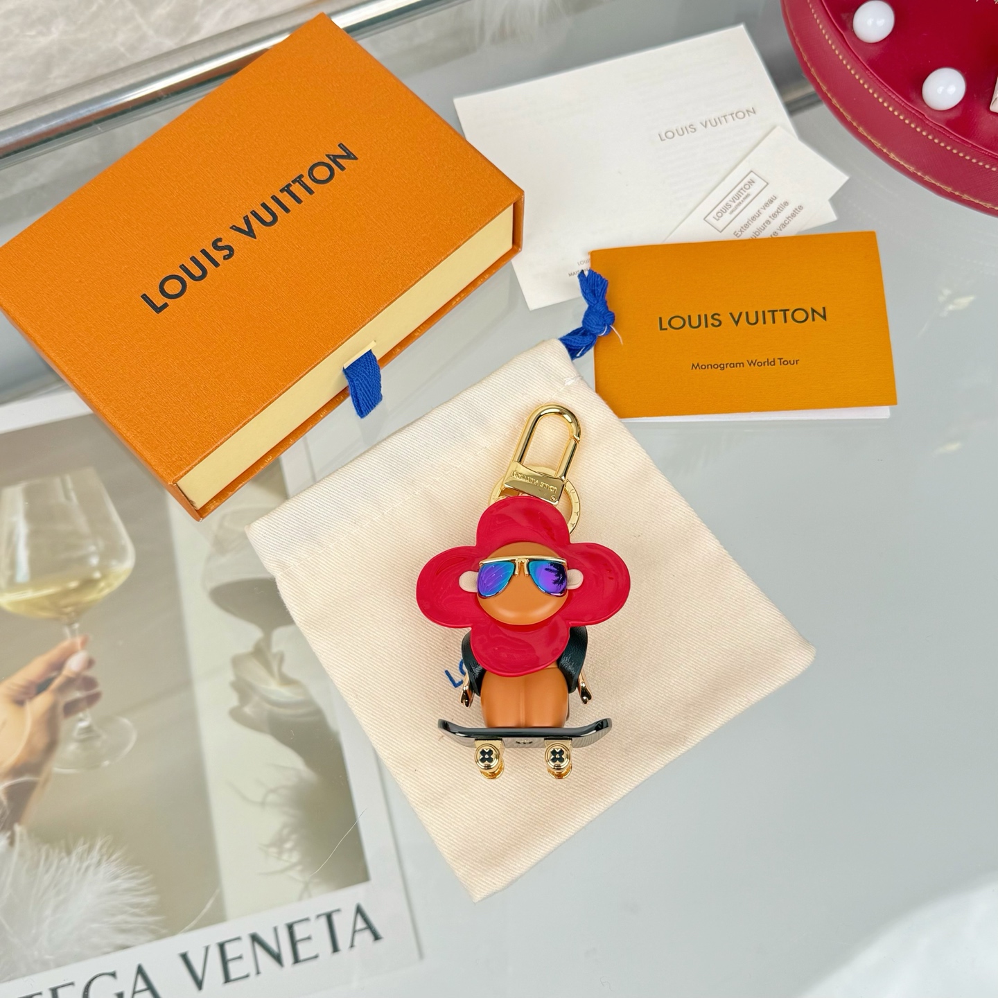 NO:811442,New product M Vivian Christmas series doll accessories Sunflower doll keychain Sunglasses skateboard matching pendant hanging Louis Vuitton Louis Vuitton Vivian keychain bag hanging PU material hardware is steel original logo,,louis vuitton,louis vuitton,keychain19860909新品 M 薇薇安圣诞系列玩偶配件 太阳花公仔钥匙扣 太阳镜滑板搭配 挂件挂饰 Louis Vuitton 路易威登 薇薇安钥匙扣 包挂 PU材质 五金为钢 原版logo,,louis vuitton,louis vuitton,keychain,accessory