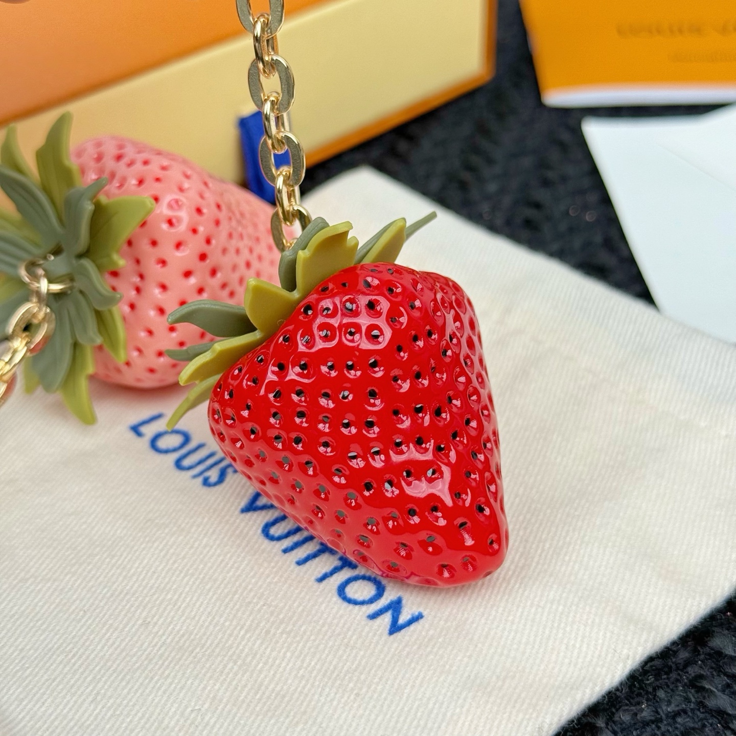 Louis Vuitton LV 草莓钥匙扣