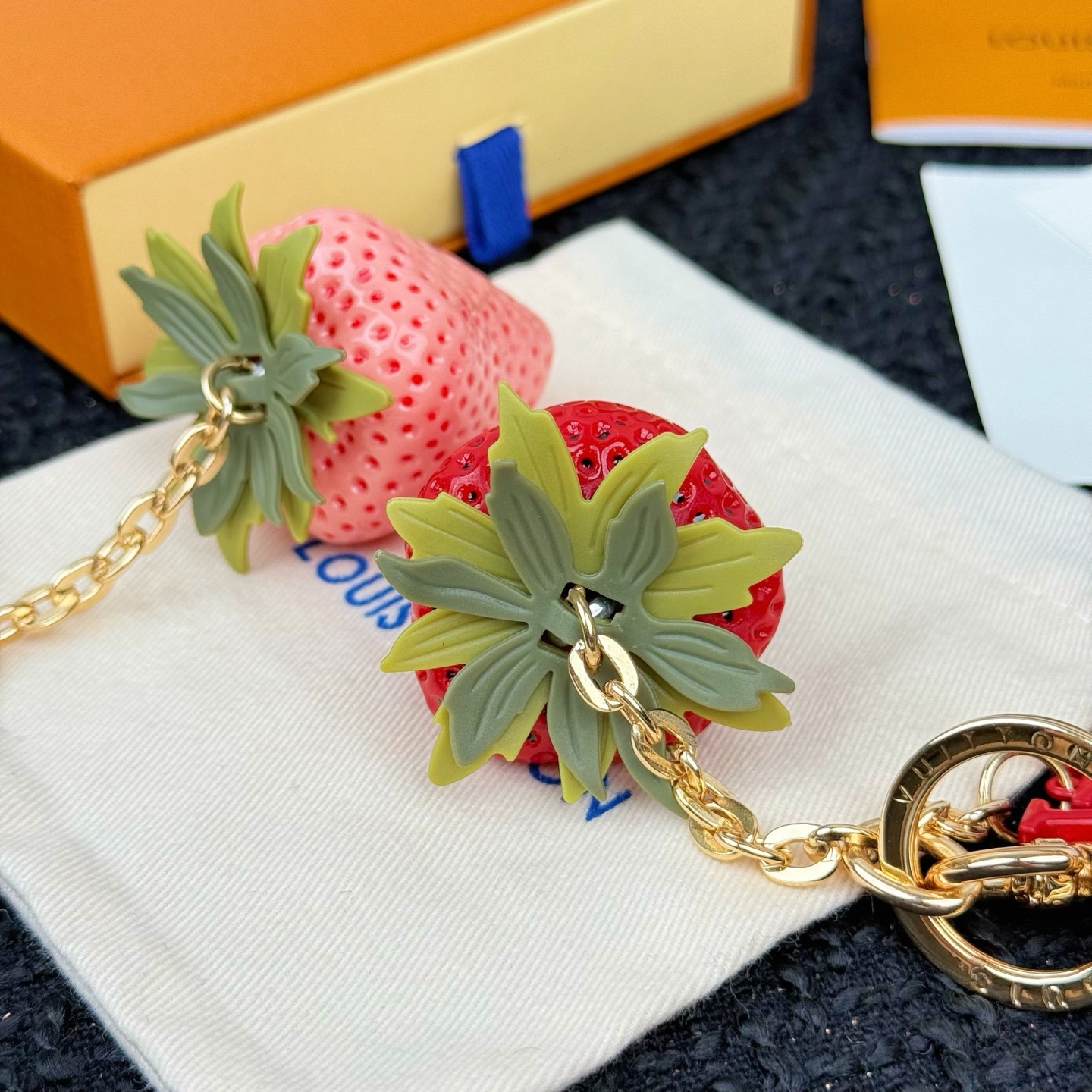 Louis Vuitton LV 草莓钥匙扣