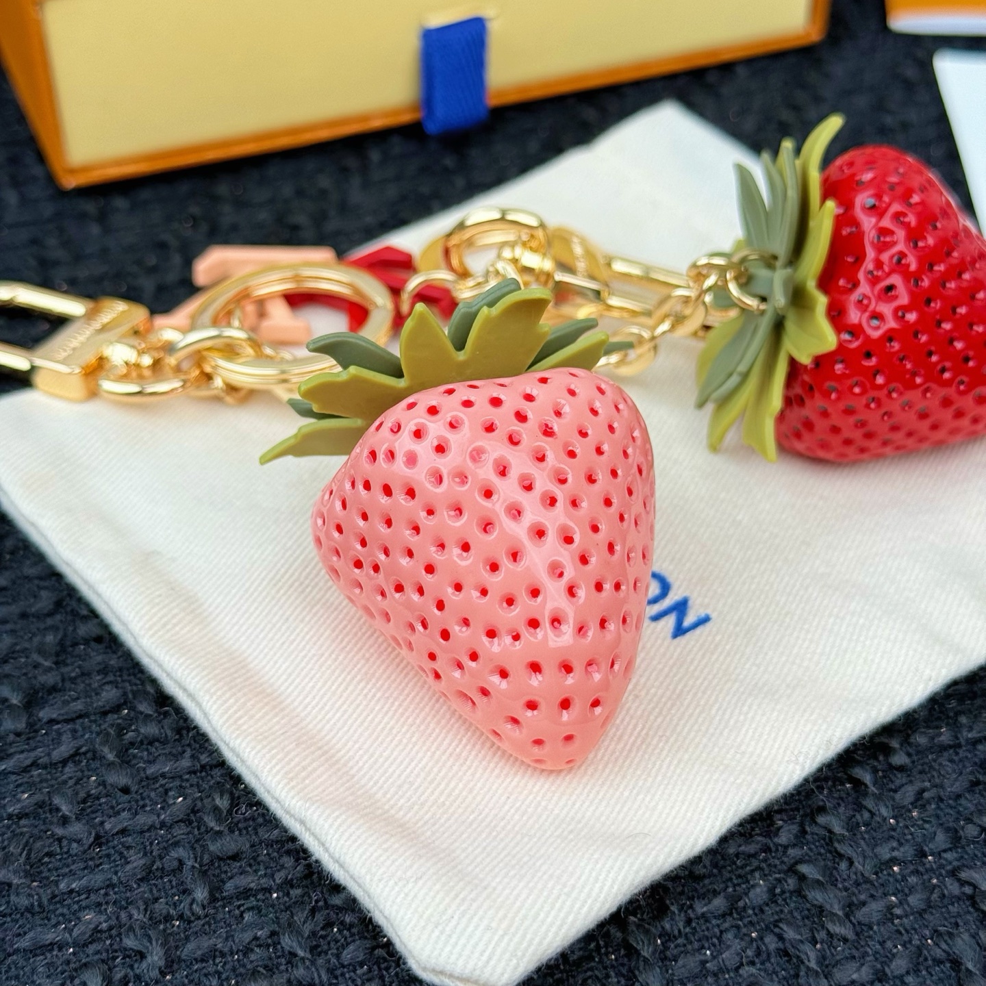 Louis Vuitton LV 草莓钥匙扣