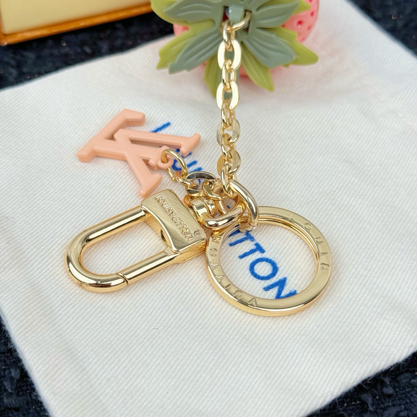 Louis Vuitton LV 草莓钥匙扣