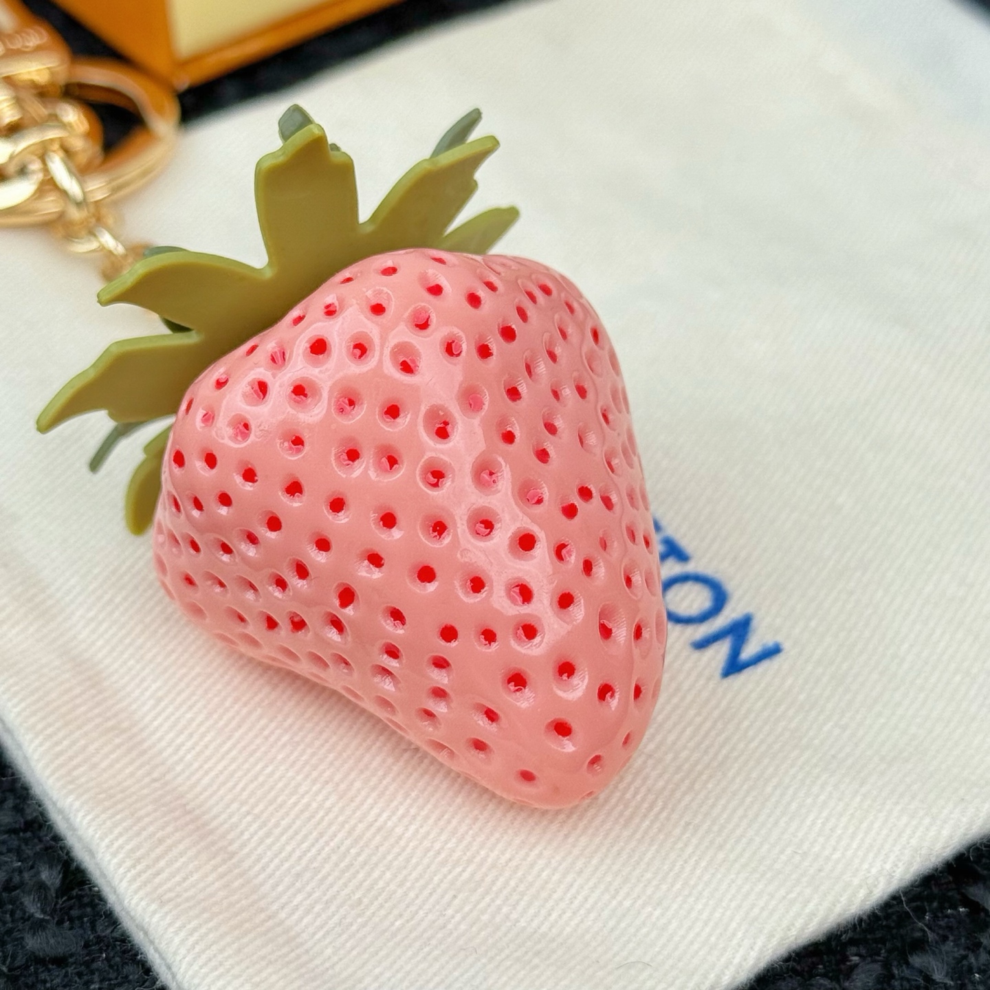Louis Vuitton LV 草莓钥匙扣