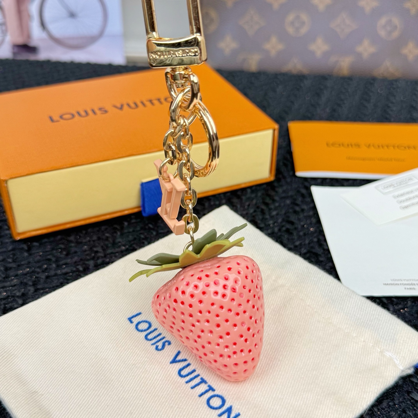 Louis Vuitton LV 草莓钥匙扣