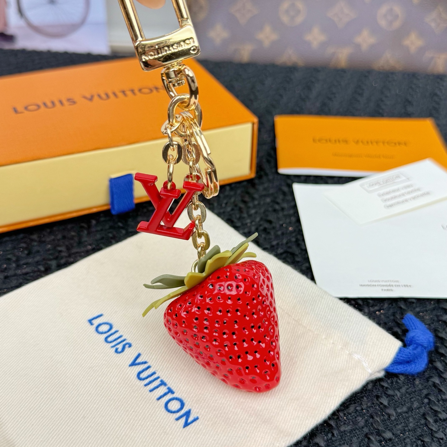 Louis Vuitton LV 草莓钥匙扣