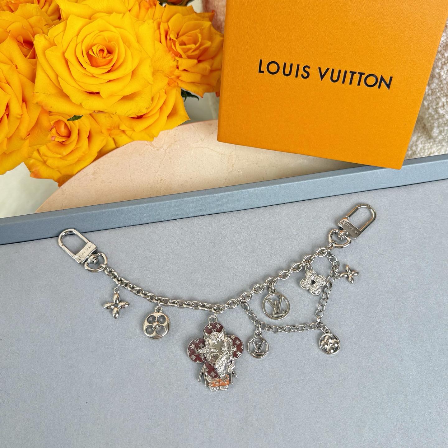 NO:762754,90 new LV Louis Vuitton chain zodiac pendant bag chain. There are four-leaf clovers, flowers, stars, bees, LV letters and other pendants on the chain. The details are exquisite and the workmanship is very careful. It can be hung with bags, keys, etc. It is very face-saving to give away and keep for yourself. Single piece of jewelry     , louis vuitton, louis vuitton1986090990 新款LV路易威登链条十二生肖挂饰 包链条 链条上有四叶草、花朵、星星、蜜蜂、LV字母等吊坠,细节精致,做工很用心 可挂包包、钥匙等,送人自留都很有面子,单品首饰    ,louis vuitton,louis v,accessory