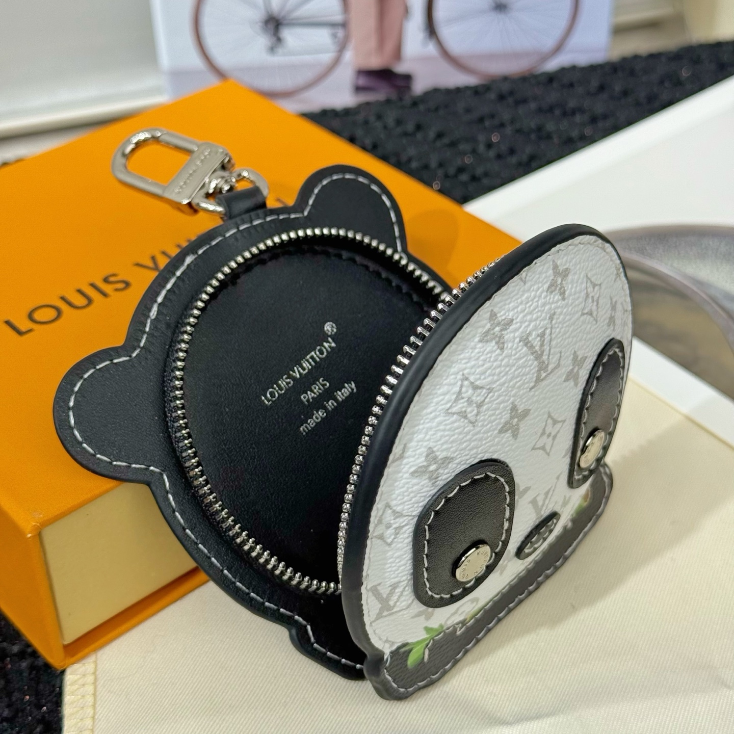 Louis Vuitton Louis Vuitton 路易威登熊猫 耳机包挂饰挂件