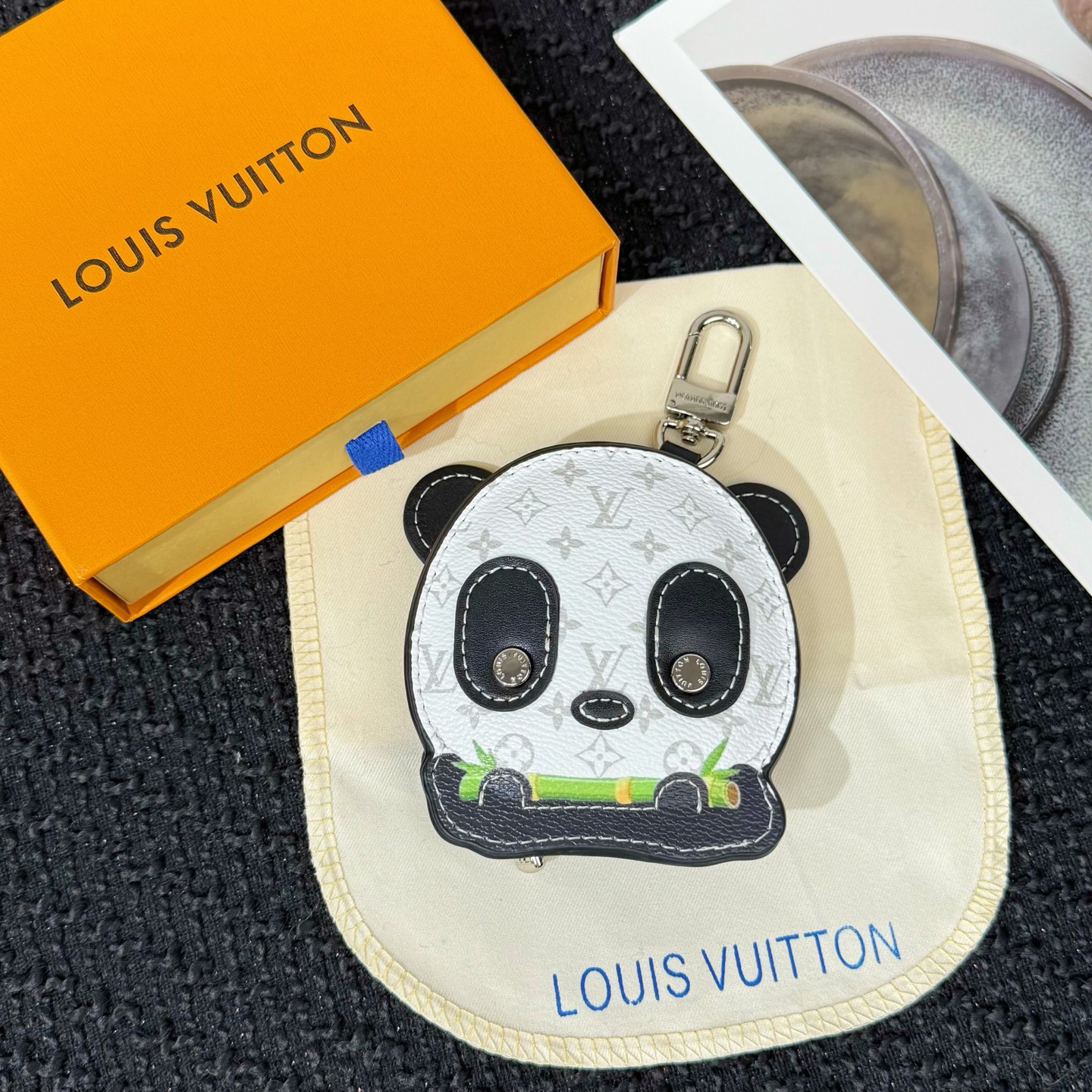 Louis Vuitton Louis Vuitton 路易威登熊猫 耳机包挂饰挂件