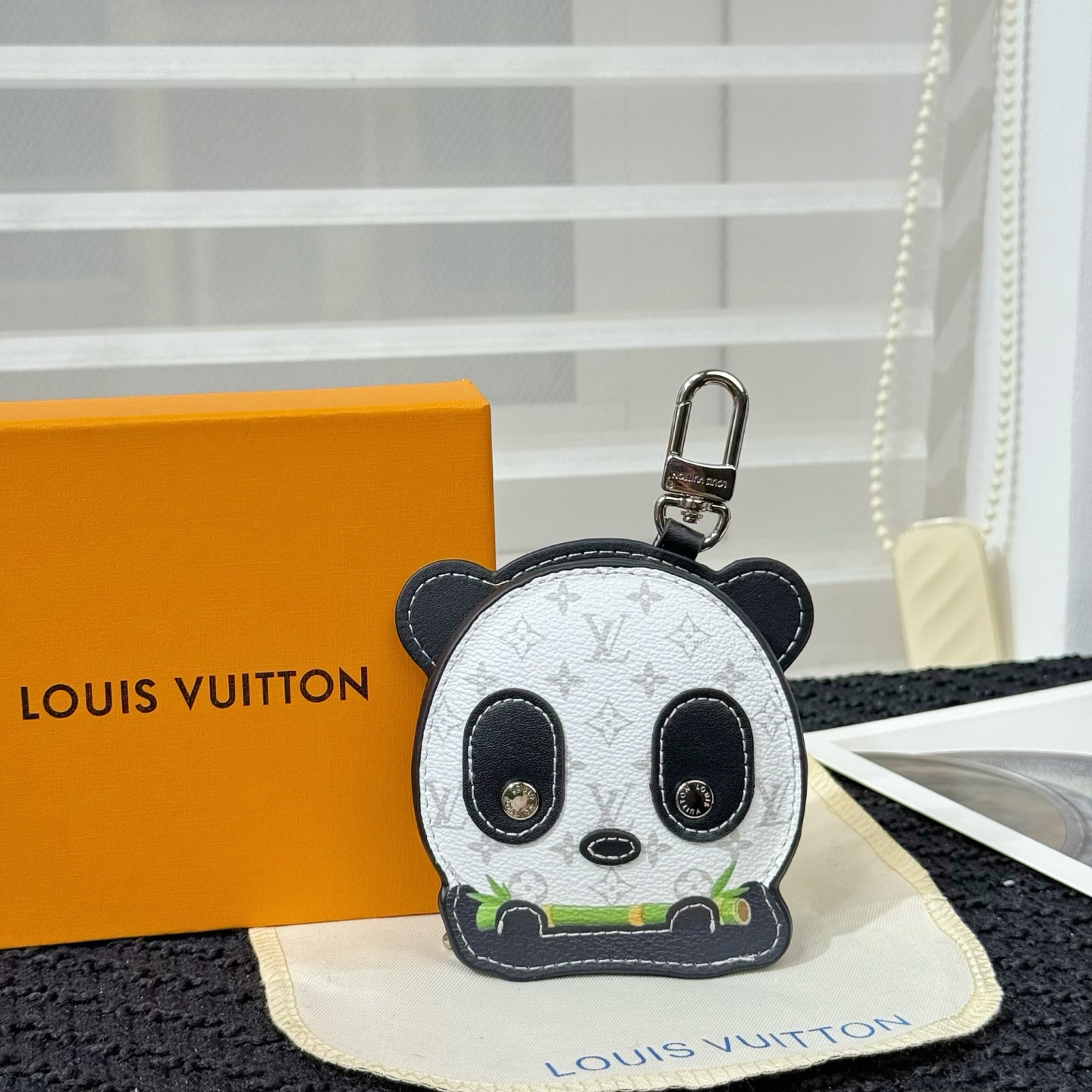 Louis Vuitton Louis Vuitton 路易威登熊猫 耳机包挂饰挂件