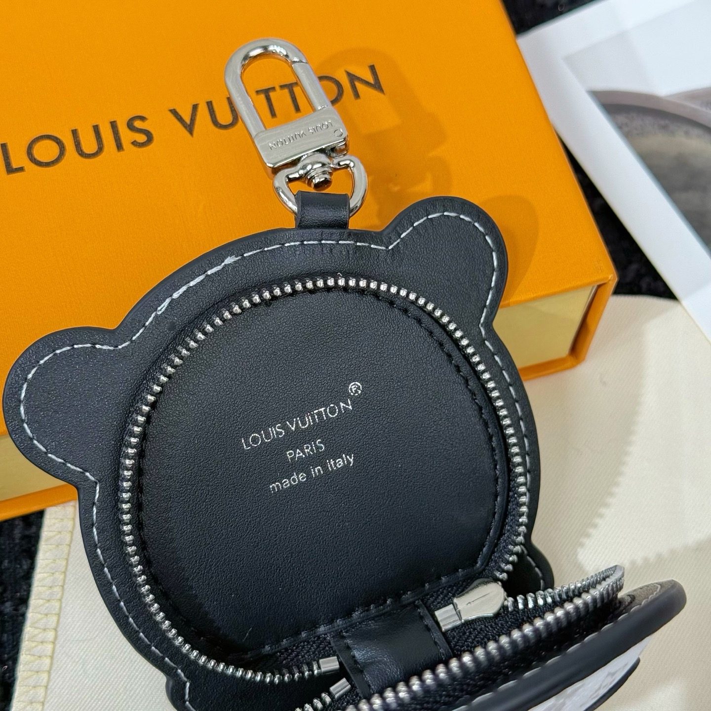 Louis Vuitton Louis Vuitton 路易威登熊猫 耳机包挂饰挂件