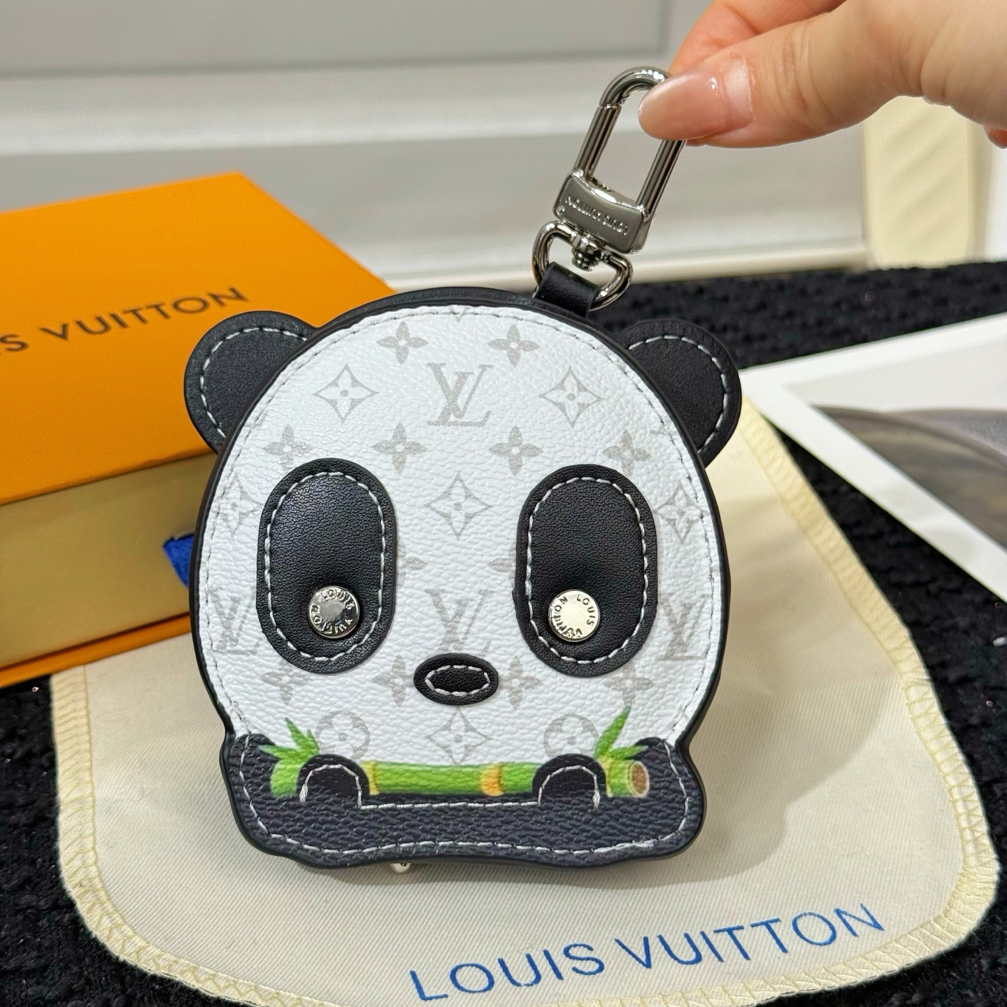 Louis Vuitton Louis Vuitton 路易威登熊猫 耳机包挂饰挂件