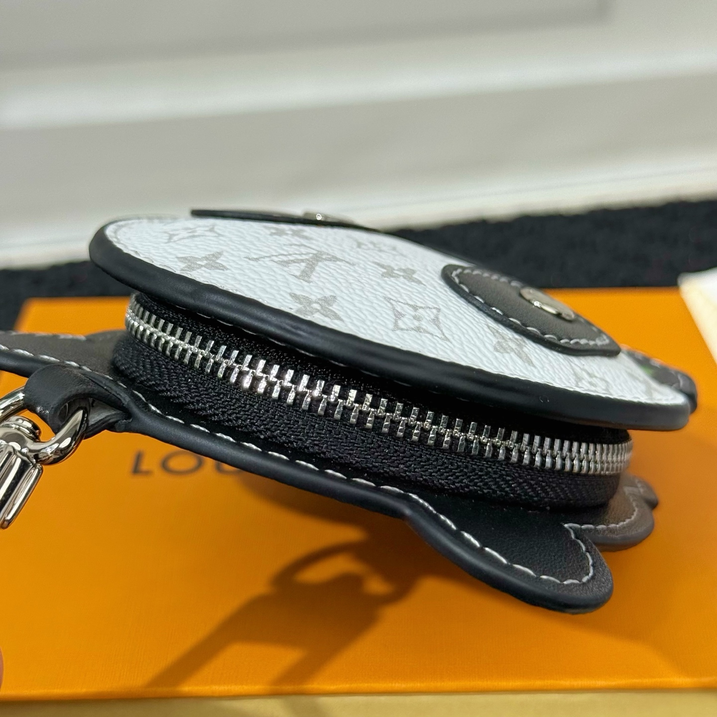 Louis Vuitton Louis Vuitton 路易威登熊猫 耳机包挂饰挂件