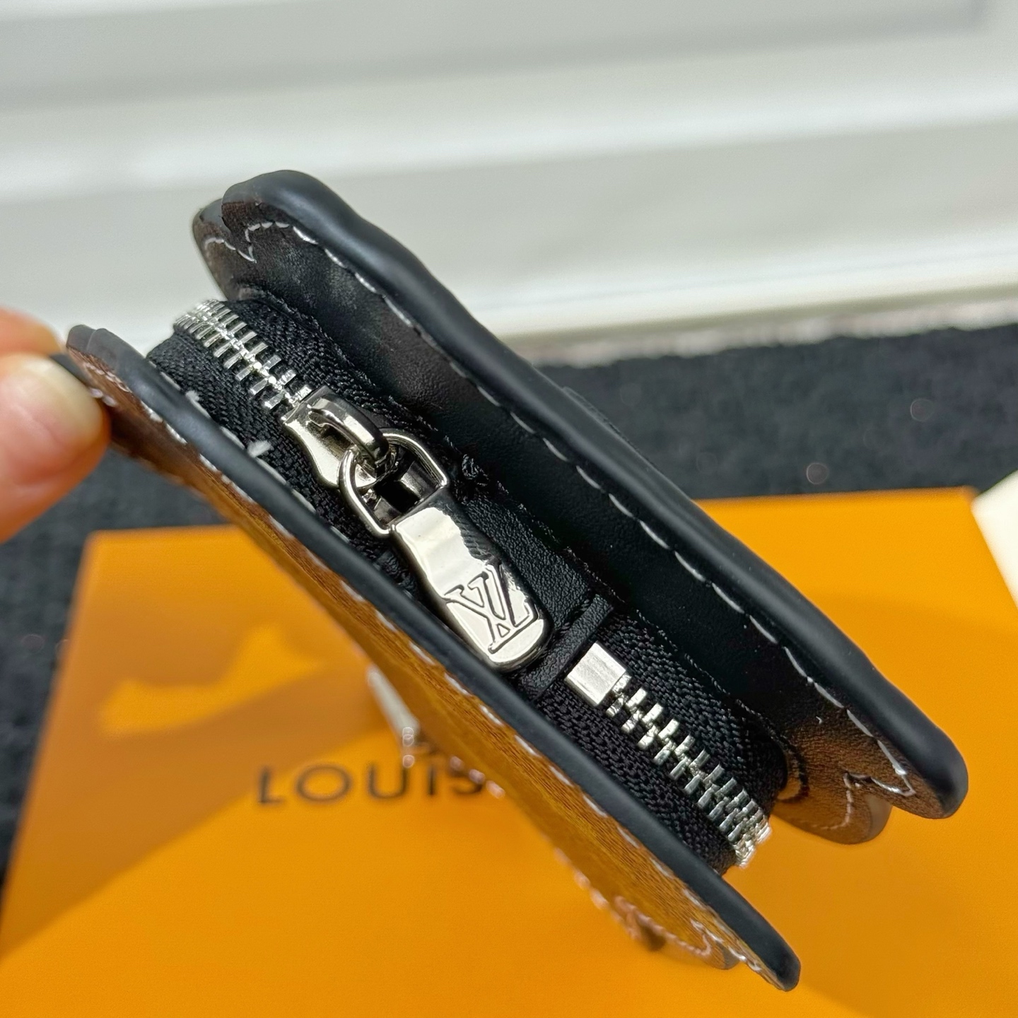 Louis Vuitton Louis Vuitton 路易威登熊猫 耳机包挂饰挂件