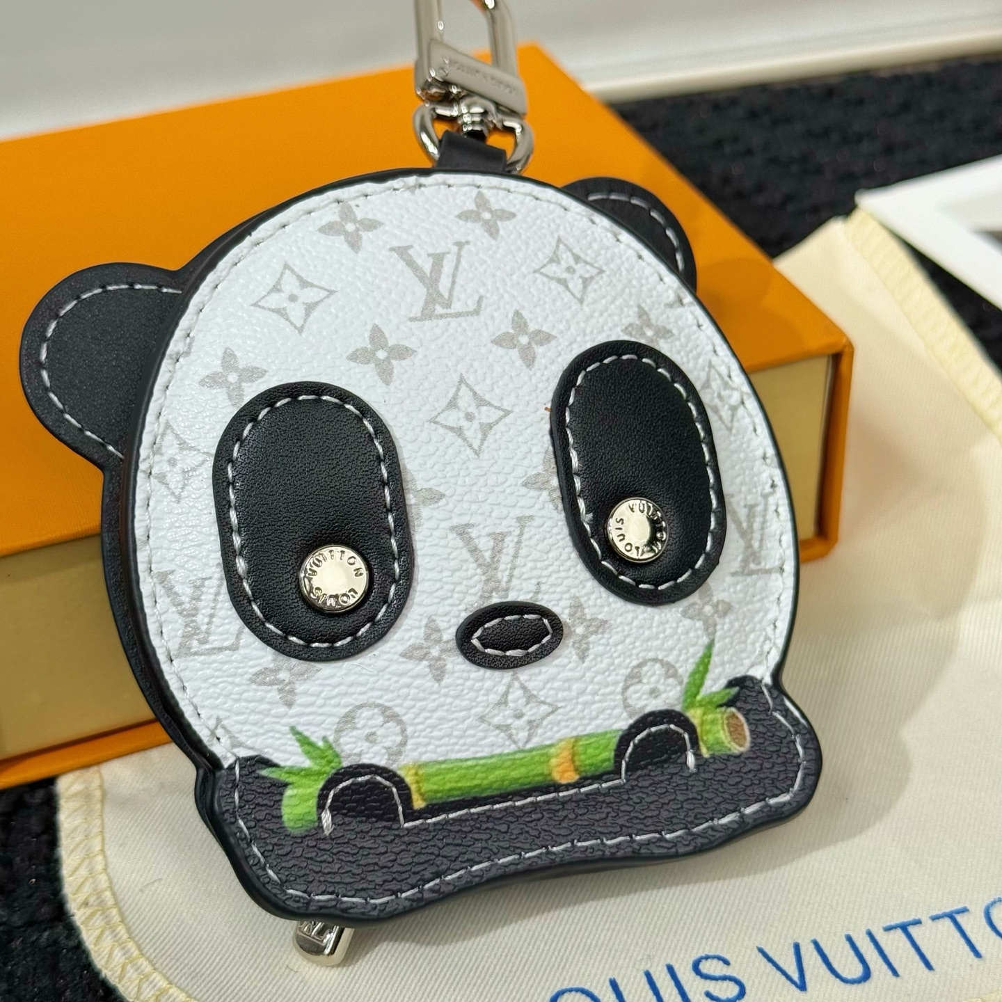 Louis Vuitton Louis Vuitton 路易威登熊猫 耳机包挂饰挂件