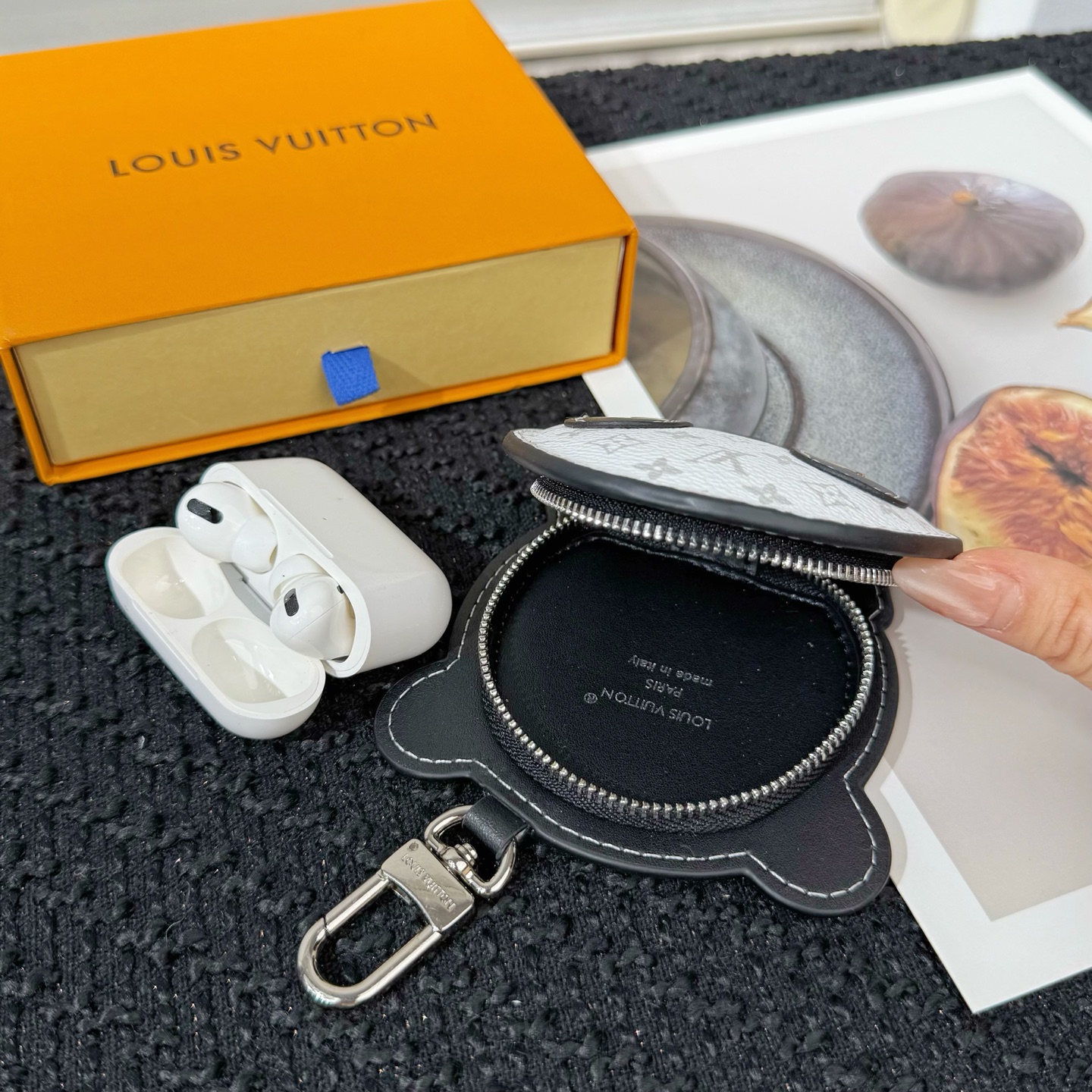 Louis Vuitton Louis Vuitton 路易威登熊猫 耳机包挂饰挂件