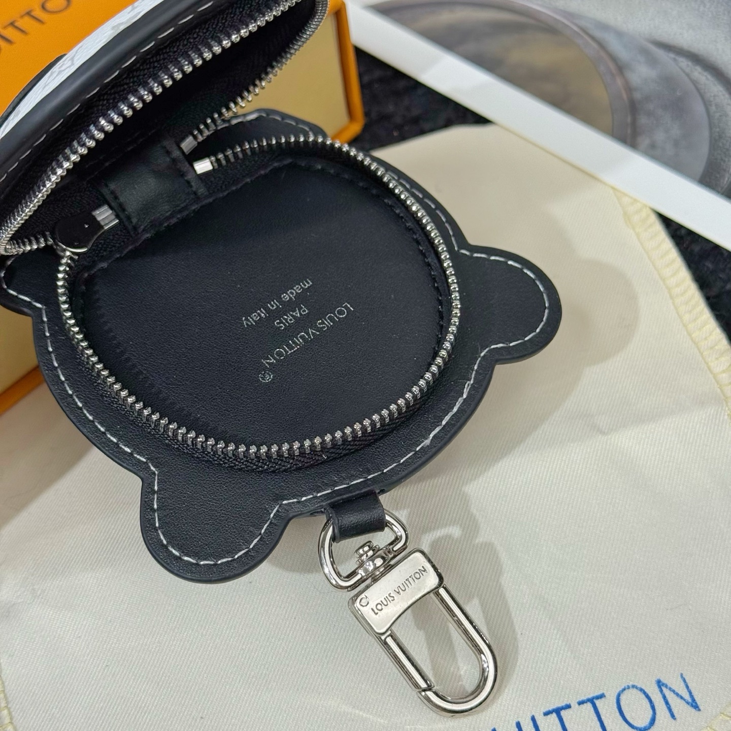Louis Vuitton Louis Vuitton 路易威登熊猫 耳机包挂饰挂件
