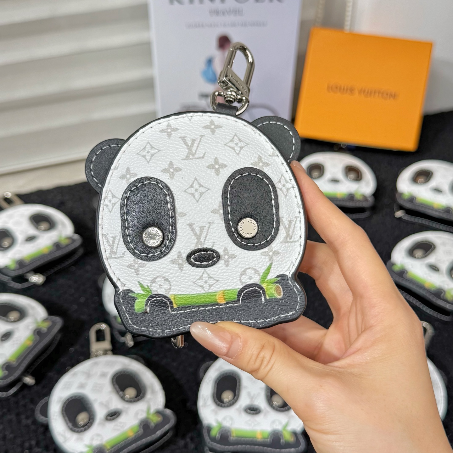 Louis Vuitton Louis Vuitton 路易威登熊猫 耳机包挂饰挂件