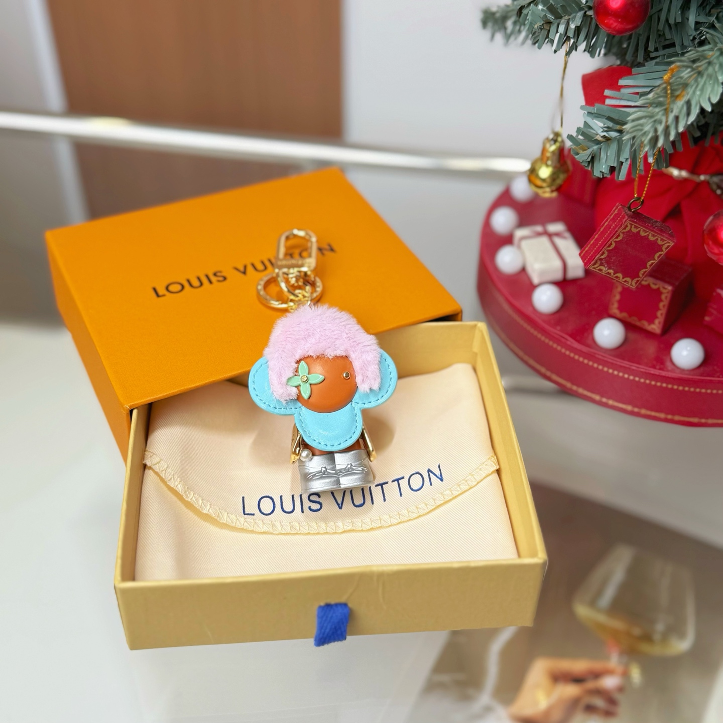 NO:811448,New product M Vivian Christmas series doll accessories Sunflower doll keychain Plush snow matching pendant hanging Louis Vuitton Louis Vuitton Vivian keychain bag hanging PU material Hardware is steel Original logo,,louis vuitton,louis vuitton,keychain19860909新品 M 薇薇安圣诞系列玩偶配件 太阳花公仔钥匙扣 毛绒雪地搭配 挂件挂饰 Louis Vuitton 路易威登 薇薇安钥匙扣 包挂 PU材质 五金为钢 原版logo,,louis vuitton,louis vuitton,keychain,accessory
