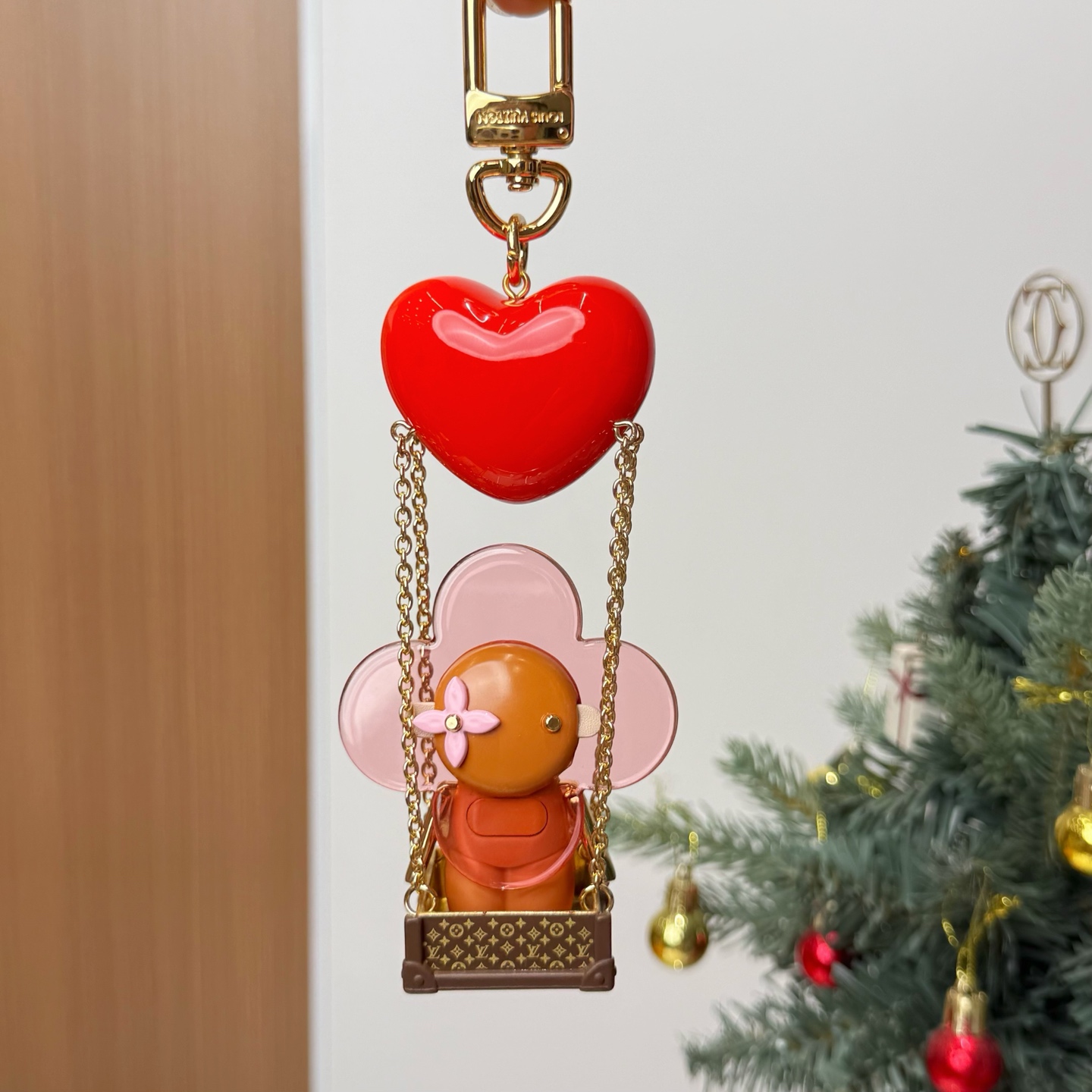 NO:811449,New product M Vivian Christmas series doll accessories Sunflower doll keychain Love swing matching pendant hanging Louis Vuitton Louis Vuitton Vivian keychain bag hanging PU material Hardware is steel Original logo,,louis vuitton,louis vuitton,keychain19860909新品 M 薇薇安圣诞系列玩偶配件 太阳花公仔钥匙扣 爱心秋千搭配 挂件挂饰 Louis Vuitton 路易威登 薇薇安钥匙扣 包挂 PU材质 五金为钢 原版logo,,louis vuitton,louis vuitton,keychain,accessory