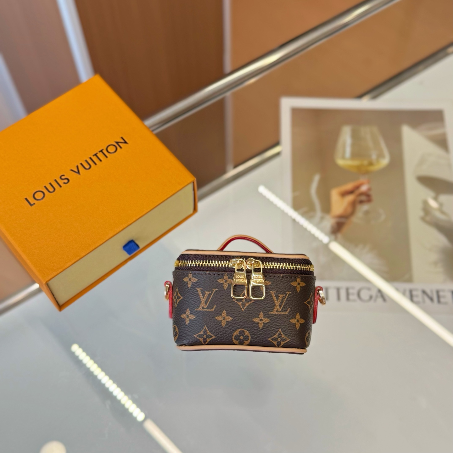 独家新品❤️5色现货供应\nLouisVuitton路易威登迷你microvanity化妆包\n斜挎包可放车匙卡片零钱等小物件\n本款MicroVanity手袋浓缩Vanity手袋的经典廓形，以MonogramDune帆布打造轻装出行的潮流之选。金属链条方便斜挎，紧凑构型适宜收纳耳机和品牌崭新美妆系列中的唇膏\nsize：10×6×8cm配⛓110cm链条