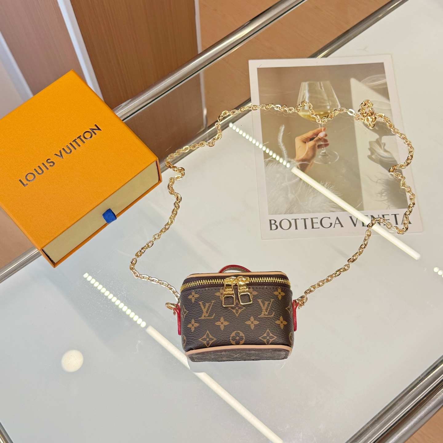 独家新品❤️5色现货供应\nLouisVuitton路易威登迷你microvanity化妆包\n斜挎包可放车匙卡片零钱等小物件\n本款MicroVanity手袋浓缩Vanity手袋的经典廓形，以MonogramDune帆布打造轻装出行的潮流之选。金属链条方便斜挎，紧凑构型适宜收纳耳机和品牌崭新美妆系列中的唇膏\nsize：10×6×8cm配⛓110cm链条