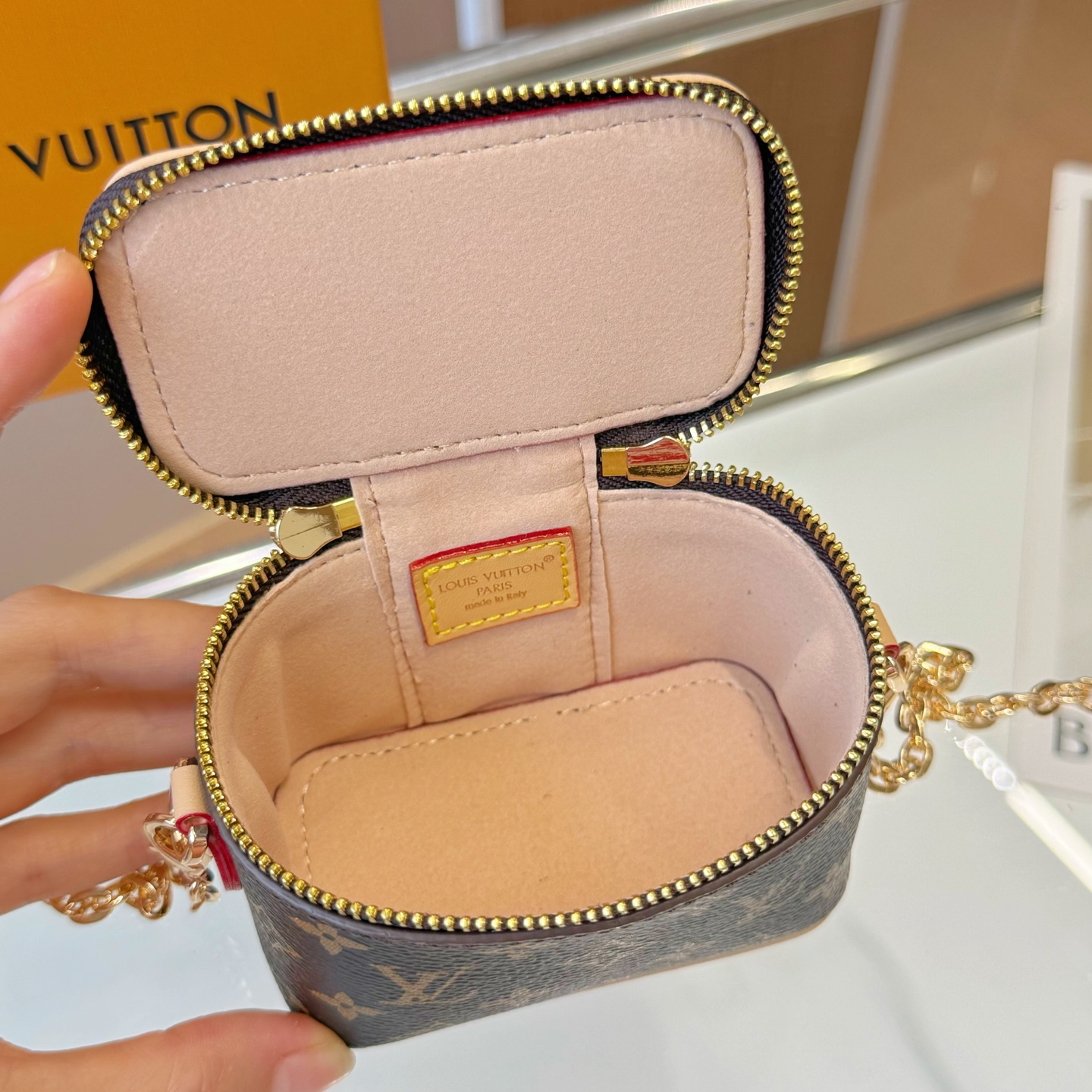 独家新品❤️5色现货供应\nLouisVuitton路易威登迷你microvanity化妆包\n斜挎包可放车匙卡片零钱等小物件\n本款MicroVanity手袋浓缩Vanity手袋的经典廓形，以MonogramDune帆布打造轻装出行的潮流之选。金属链条方便斜挎，紧凑构型适宜收纳耳机和品牌崭新美妆系列中的唇膏\nsize：10×6×8cm配⛓110cm链条