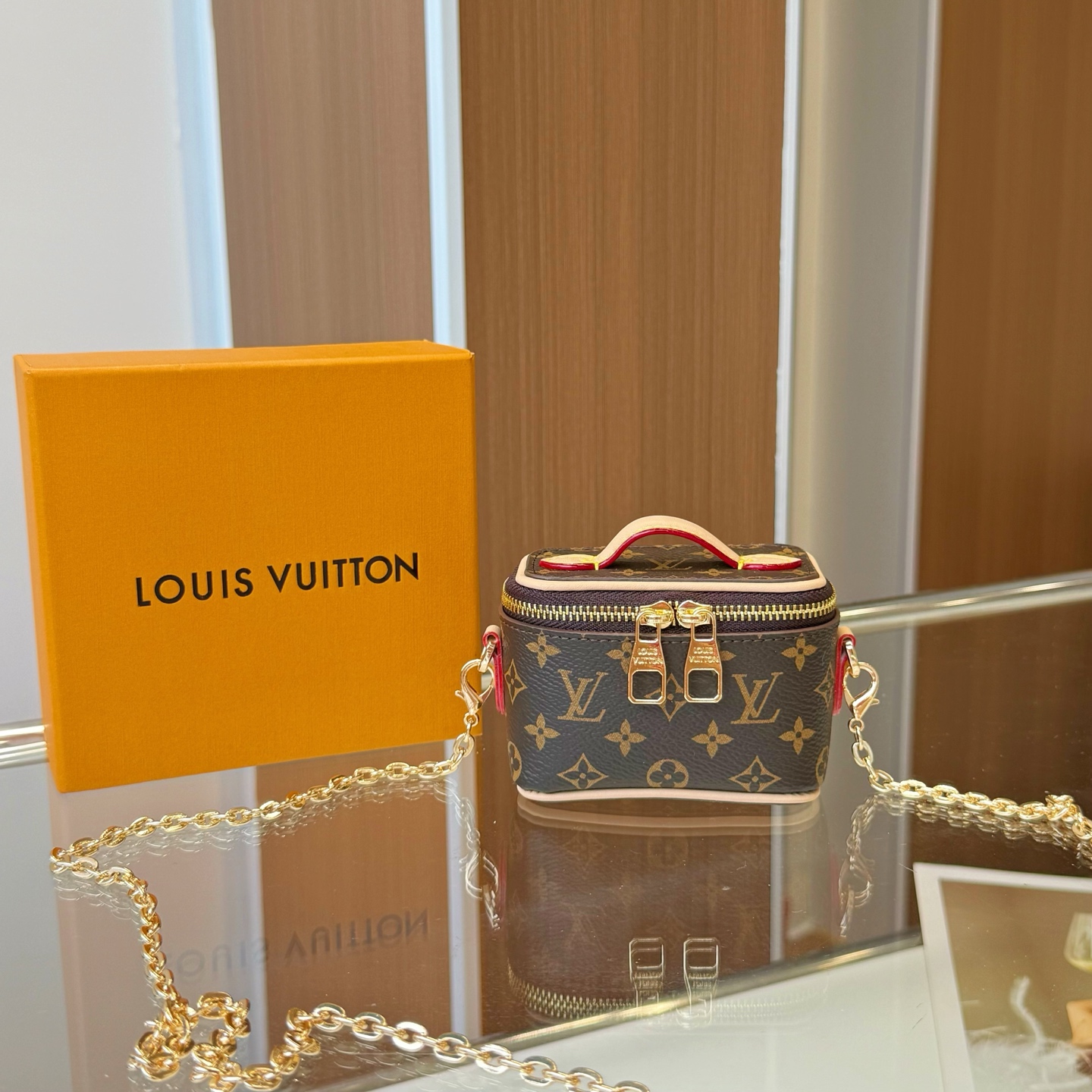 独家新品❤️5色现货供应\nLouisVuitton路易威登迷你microvanity化妆包\n斜挎包可放车匙卡片零钱等小物件\n本款MicroVanity手袋浓缩Vanity手袋的经典廓形，以MonogramDune帆布打造轻装出行的潮流之选。金属链条方便斜挎，紧凑构型适宜收纳耳机和品牌崭新美妆系列中的唇膏\nsize：10×6×8cm配⛓110cm链条