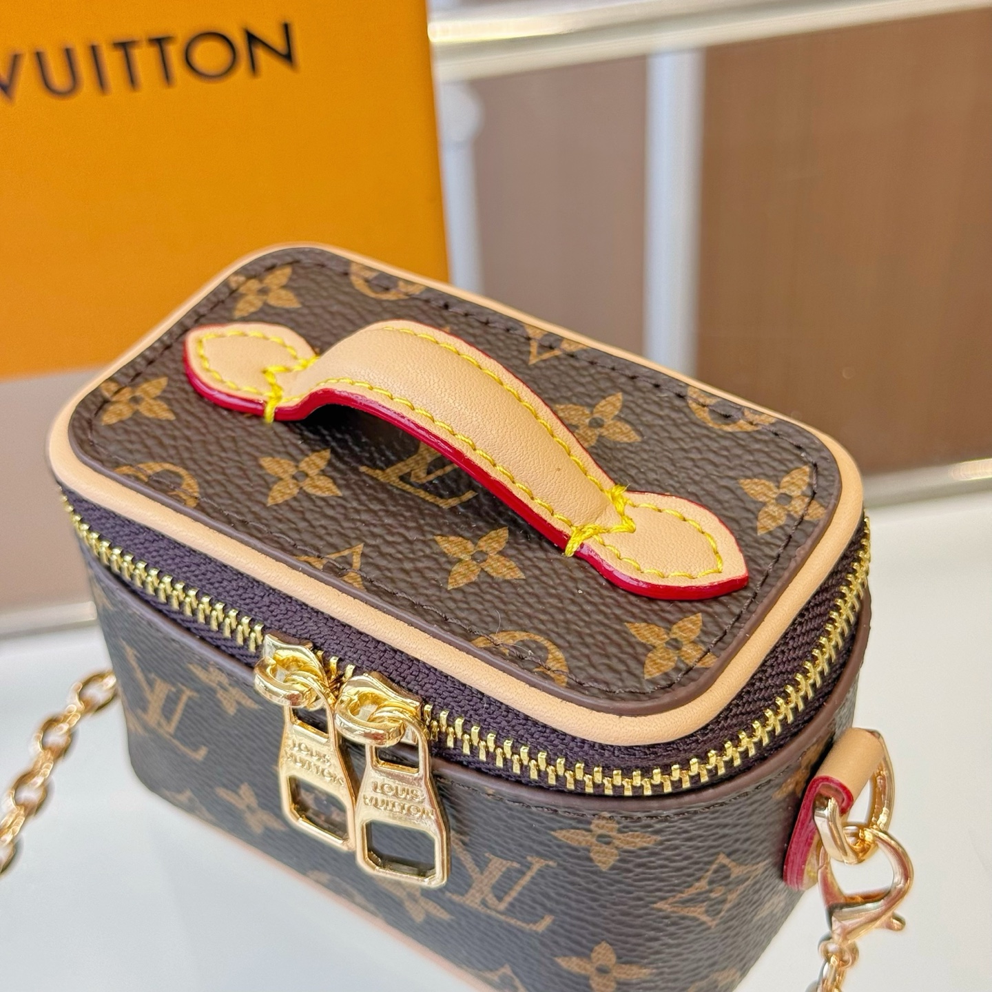 独家新品❤️5色现货供应\nLouisVuitton路易威登迷你microvanity化妆包\n斜挎包可放车匙卡片零钱等小物件\n本款MicroVanity手袋浓缩Vanity手袋的经典廓形，以MonogramDune帆布打造轻装出行的潮流之选。金属链条方便斜挎，紧凑构型适宜收纳耳机和品牌崭新美妆系列中的唇膏\nsize：10×6×8cm配⛓110cm链条