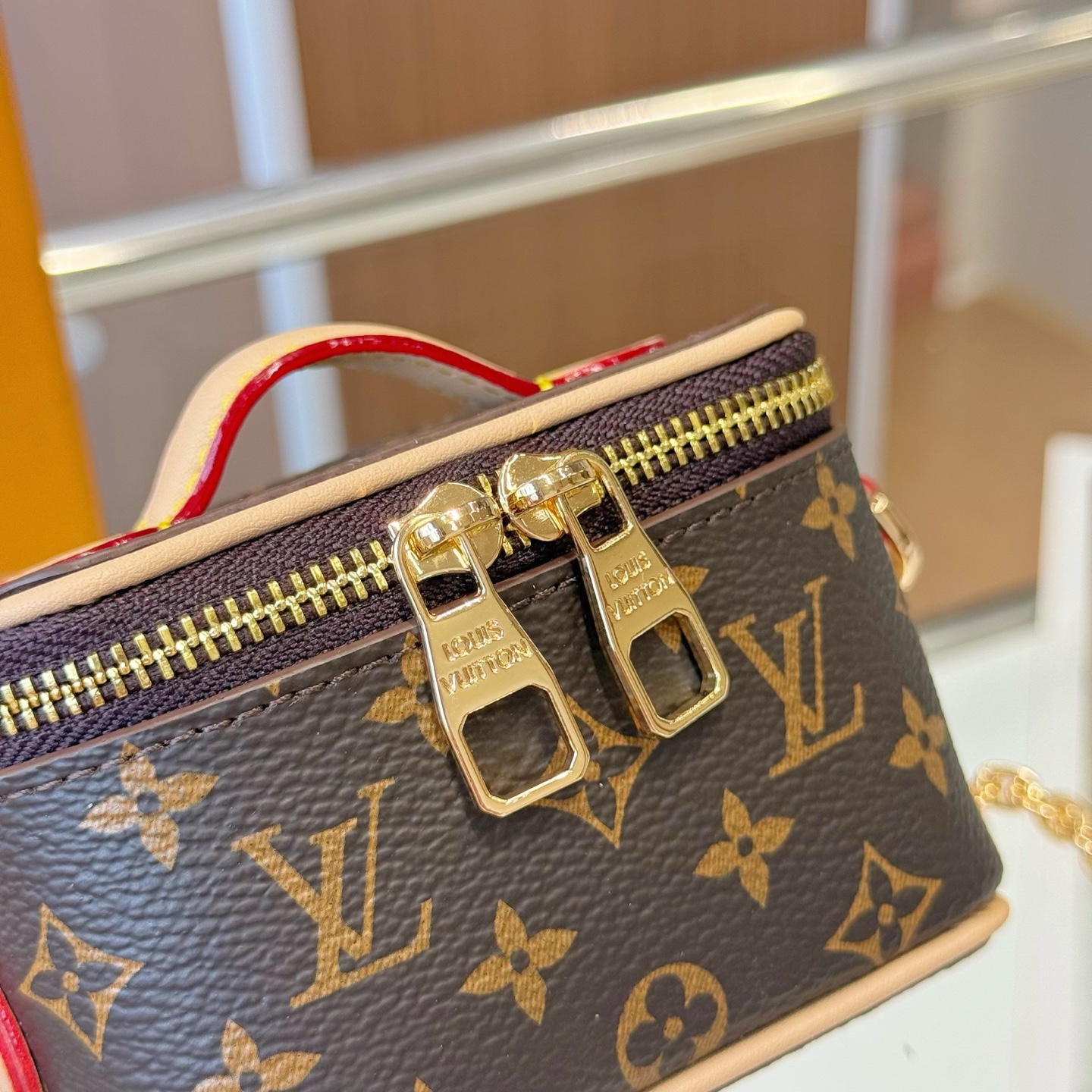 独家新品❤️5色现货供应\nLouisVuitton路易威登迷你microvanity化妆包\n斜挎包可放车匙卡片零钱等小物件\n本款MicroVanity手袋浓缩Vanity手袋的经典廓形，以MonogramDune帆布打造轻装出行的潮流之选。金属链条方便斜挎，紧凑构型适宜收纳耳机和品牌崭新美妆系列中的唇膏\nsize：10×6×8cm配⛓110cm链条