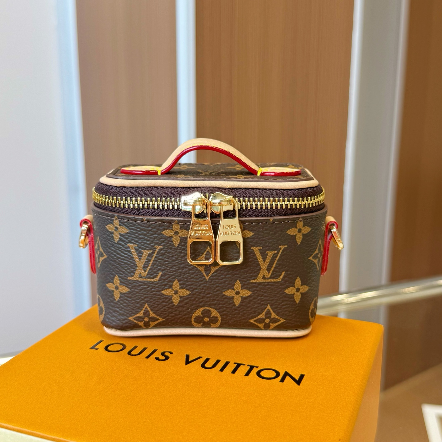 独家新品❤️5色现货供应\nLouisVuitton路易威登迷你microvanity化妆包\n斜挎包可放车匙卡片零钱等小物件\n本款MicroVanity手袋浓缩Vanity手袋的经典廓形，以MonogramDune帆布打造轻装出行的潮流之选。金属链条方便斜挎，紧凑构型适宜收纳耳机和品牌崭新美妆系列中的唇膏\nsize：10×6×8cm配⛓110cm链条