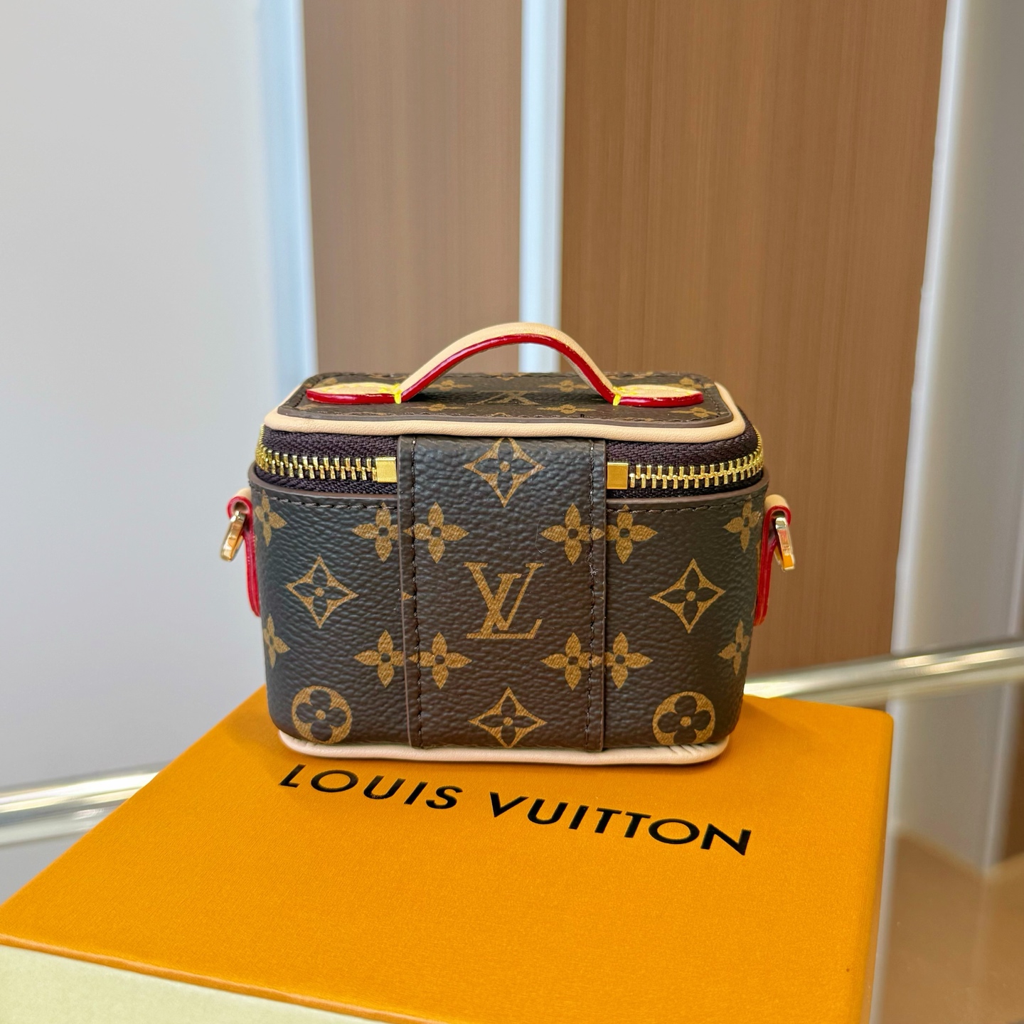 独家新品❤️5色现货供应\nLouisVuitton路易威登迷你microvanity化妆包\n斜挎包可放车匙卡片零钱等小物件\n本款MicroVanity手袋浓缩Vanity手袋的经典廓形，以MonogramDune帆布打造轻装出行的潮流之选。金属链条方便斜挎，紧凑构型适宜收纳耳机和品牌崭新美妆系列中的唇膏\nsize：10×6×8cm配⛓110cm链条