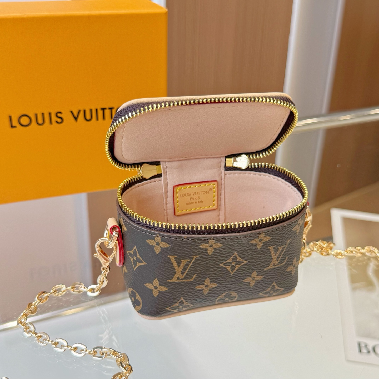 独家新品❤️5色现货供应\nLouisVuitton路易威登迷你microvanity化妆包\n斜挎包可放车匙卡片零钱等小物件\n本款MicroVanity手袋浓缩Vanity手袋的经典廓形，以MonogramDune帆布打造轻装出行的潮流之选。金属链条方便斜挎，紧凑构型适宜收纳耳机和品牌崭新美妆系列中的唇膏\nsize：10×6×8cm配⛓110cm链条