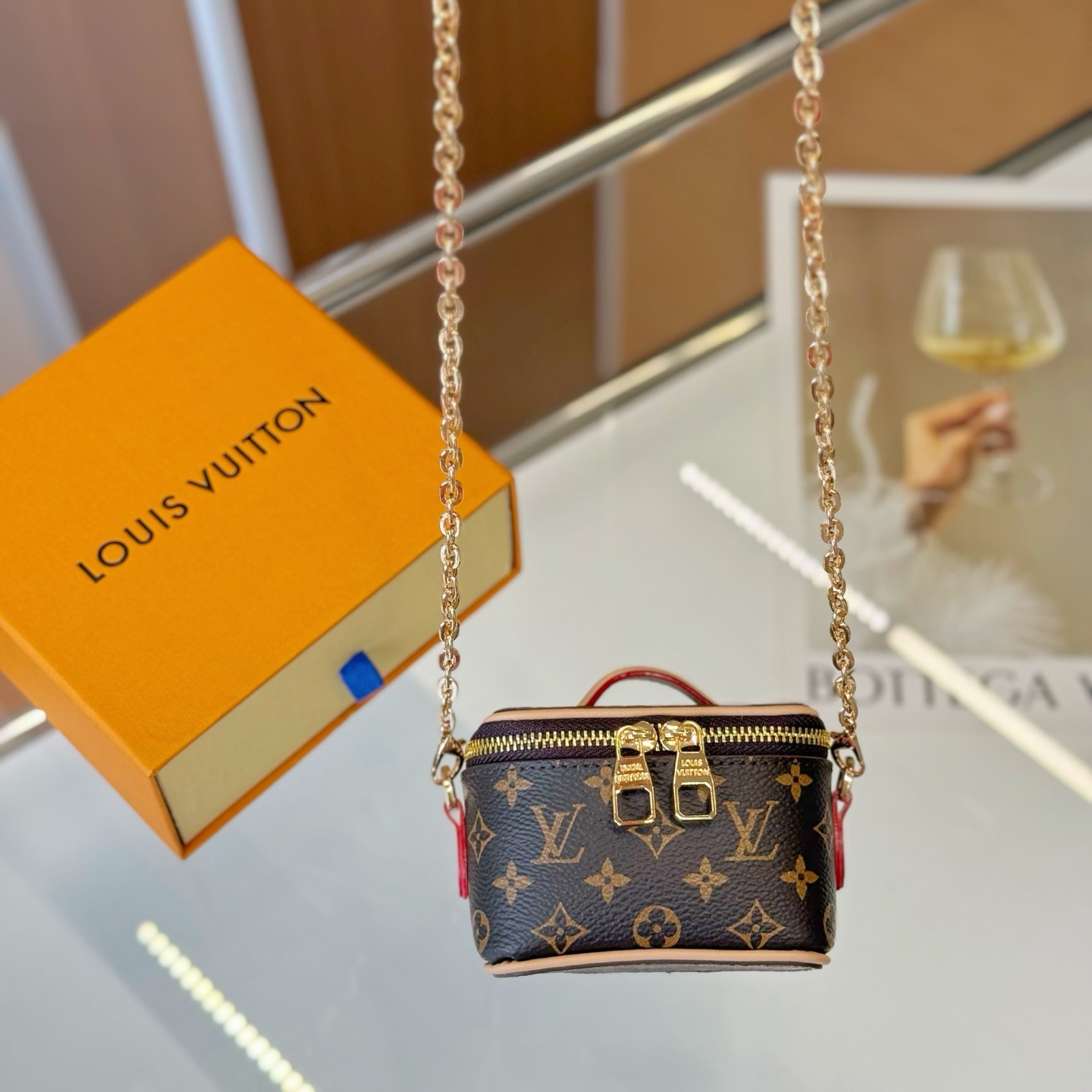 独家新品❤️5色现货供应\nLouisVuitton路易威登迷你microvanity化妆包\n斜挎包可放车匙卡片零钱等小物件\n本款MicroVanity手袋浓缩Vanity手袋的经典廓形，以MonogramDune帆布打造轻装出行的潮流之选。金属链条方便斜挎，紧凑构型适宜收纳耳机和品牌崭新美妆系列中的唇膏\nsize：10×6×8cm配⛓110cm链条