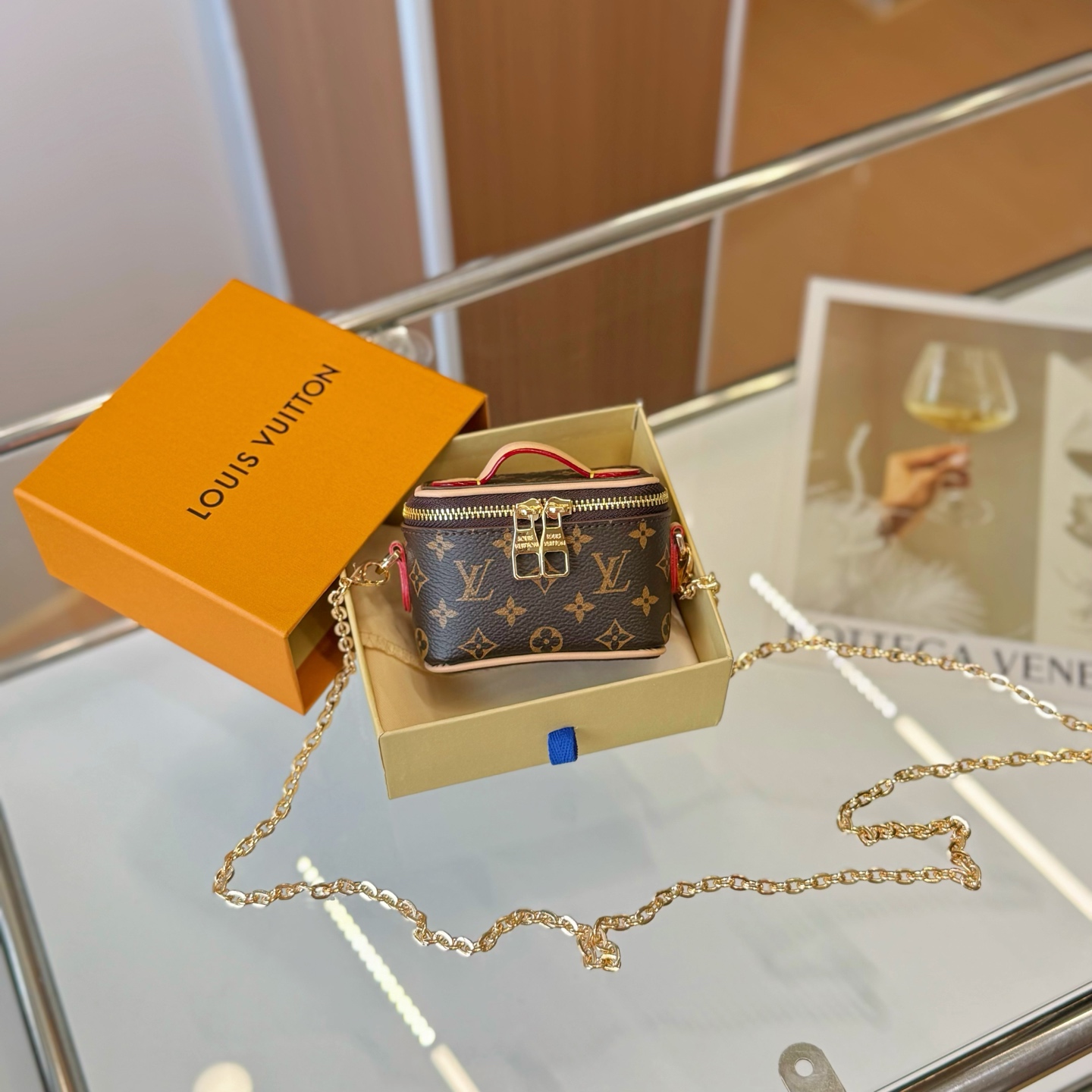 独家新品❤️5色现货供应\nLouisVuitton路易威登迷你microvanity化妆包\n斜挎包可放车匙卡片零钱等小物件\n本款MicroVanity手袋浓缩Vanity手袋的经典廓形，以MonogramDune帆布打造轻装出行的潮流之选。金属链条方便斜挎，紧凑构型适宜收纳耳机和品牌崭新美妆系列中的唇膏\nsize：10×6×8cm配⛓110cm链条
