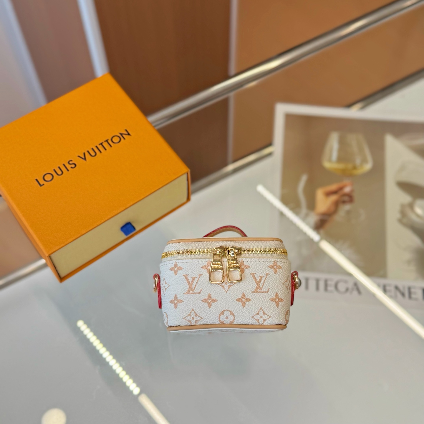 独家新品❤️5色现货供应\nLouisVuitton路易威登迷你microvanity化妆包\n斜挎包可放车匙卡片零钱等小物件\n本款MicroVanity手袋浓缩Vanity手袋的经典廓形，以MonogramDune帆布打造轻装出行的潮流之选。金属链条方便斜挎，紧凑构型适宜收纳耳机和品牌崭新美妆系列中的唇膏\nsize：10×6×8cm配⛓110cm链条