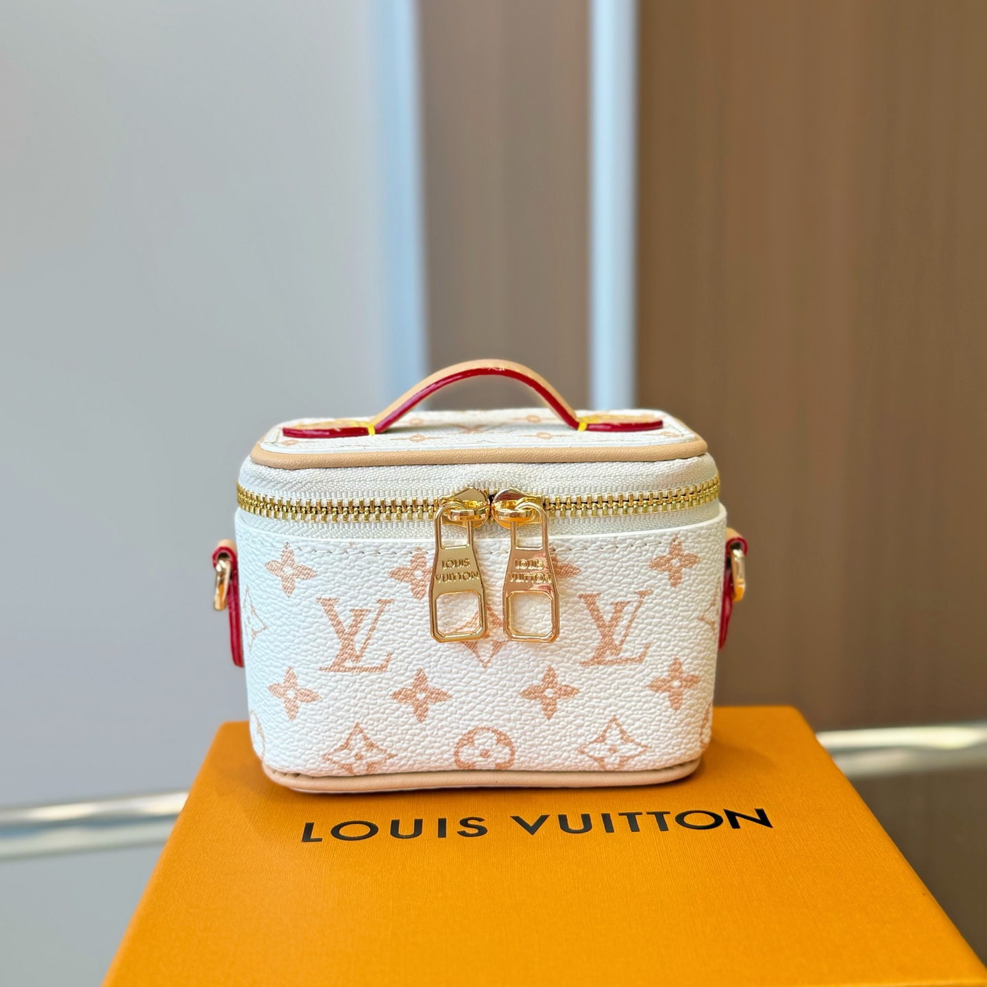 独家新品❤️5色现货供应\nLouisVuitton路易威登迷你microvanity化妆包\n斜挎包可放车匙卡片零钱等小物件\n本款MicroVanity手袋浓缩Vanity手袋的经典廓形，以MonogramDune帆布打造轻装出行的潮流之选。金属链条方便斜挎，紧凑构型适宜收纳耳机和品牌崭新美妆系列中的唇膏\nsize：10×6×8cm配⛓110cm链条