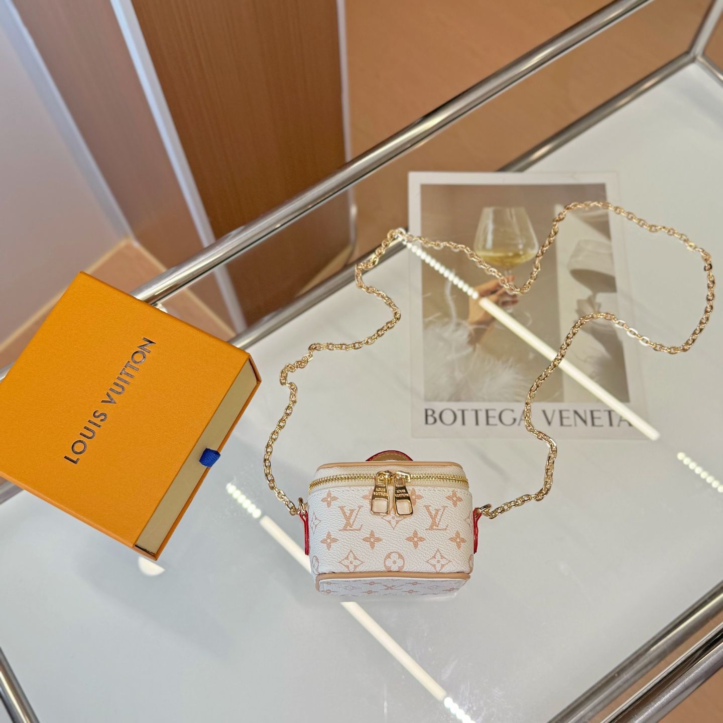 独家新品❤️5色现货供应\nLouisVuitton路易威登迷你microvanity化妆包\n斜挎包可放车匙卡片零钱等小物件\n本款MicroVanity手袋浓缩Vanity手袋的经典廓形，以MonogramDune帆布打造轻装出行的潮流之选。金属链条方便斜挎，紧凑构型适宜收纳耳机和品牌崭新美妆系列中的唇膏\nsize：10×6×8cm配⛓110cm链条