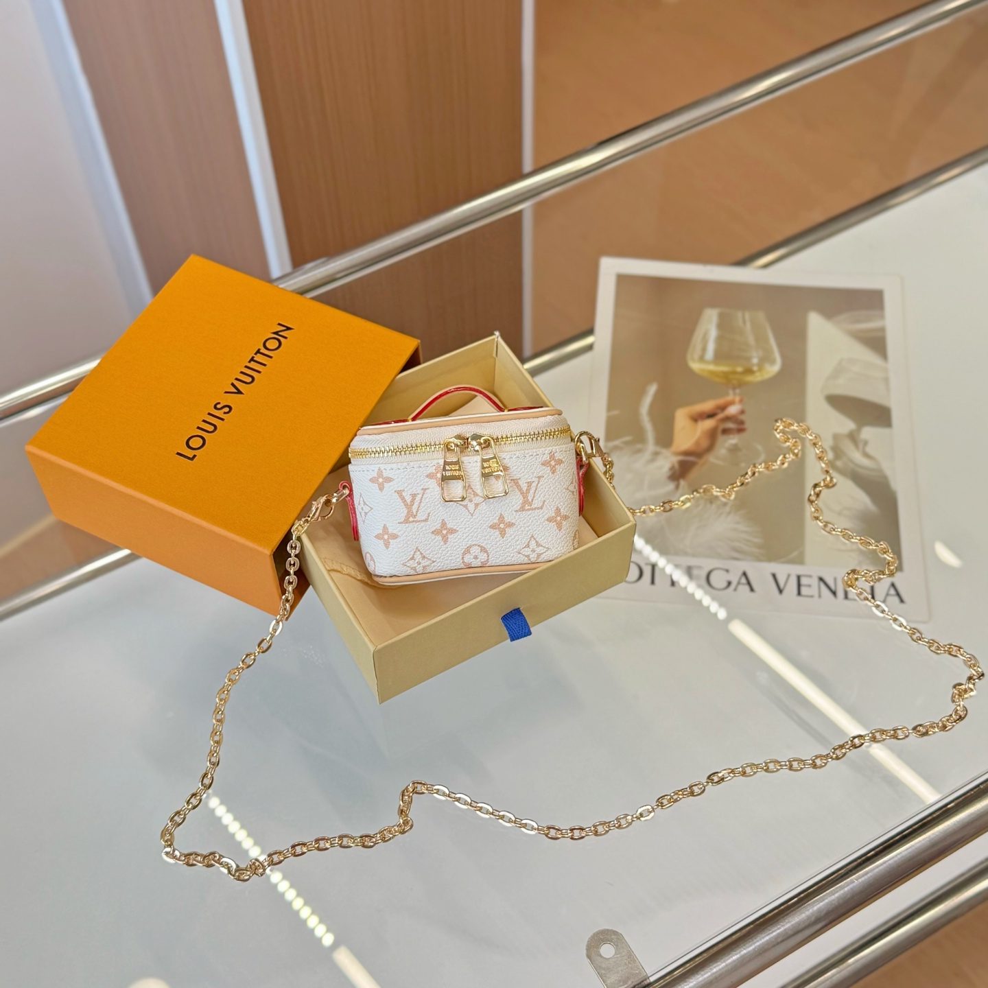 独家新品❤️5色现货供应\nLouisVuitton路易威登迷你microvanity化妆包\n斜挎包可放车匙卡片零钱等小物件\n本款MicroVanity手袋浓缩Vanity手袋的经典廓形，以MonogramDune帆布打造轻装出行的潮流之选。金属链条方便斜挎，紧凑构型适宜收纳耳机和品牌崭新美妆系列中的唇膏\nsize：10×6×8cm配⛓110cm链条