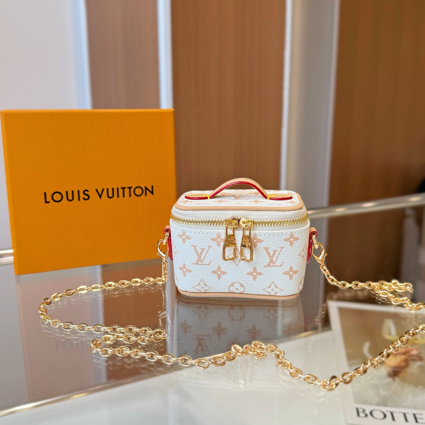 独家新品❤️5色现货供应\nLouisVuitton路易威登迷你microvanity化妆包\n斜挎包可放车匙卡片零钱等小物件\n本款MicroVanity手袋浓缩Vanity手袋的经典廓形，以MonogramDune帆布打造轻装出行的潮流之选。金属链条方便斜挎，紧凑构型适宜收纳耳机和品牌崭新美妆系列中的唇膏\nsize：10×6×8cm配⛓110cm链条