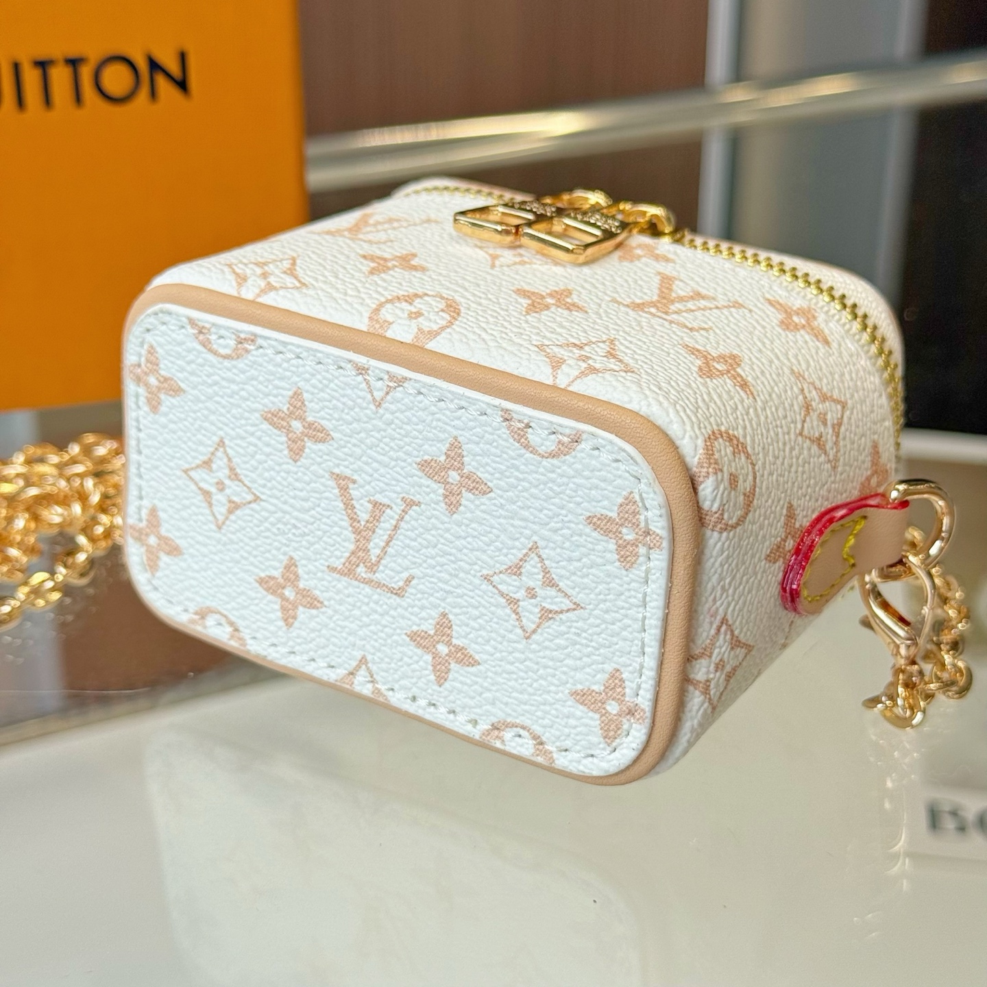 独家新品❤️5色现货供应\nLouisVuitton路易威登迷你microvanity化妆包\n斜挎包可放车匙卡片零钱等小物件\n本款MicroVanity手袋浓缩Vanity手袋的经典廓形，以MonogramDune帆布打造轻装出行的潮流之选。金属链条方便斜挎，紧凑构型适宜收纳耳机和品牌崭新美妆系列中的唇膏\nsize：10×6×8cm配⛓110cm链条