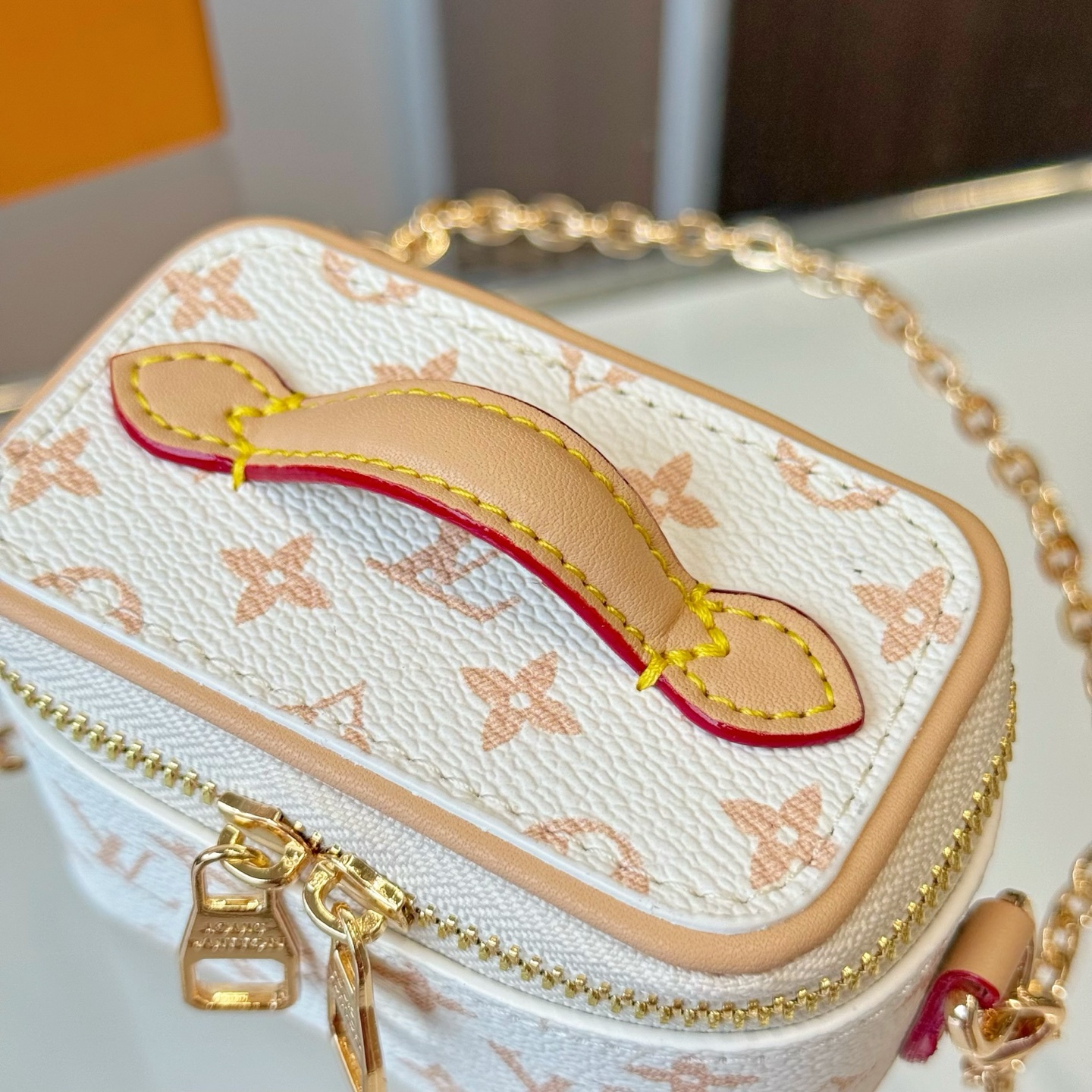 独家新品❤️5色现货供应\nLouisVuitton路易威登迷你microvanity化妆包\n斜挎包可放车匙卡片零钱等小物件\n本款MicroVanity手袋浓缩Vanity手袋的经典廓形，以MonogramDune帆布打造轻装出行的潮流之选。金属链条方便斜挎，紧凑构型适宜收纳耳机和品牌崭新美妆系列中的唇膏\nsize：10×6×8cm配⛓110cm链条