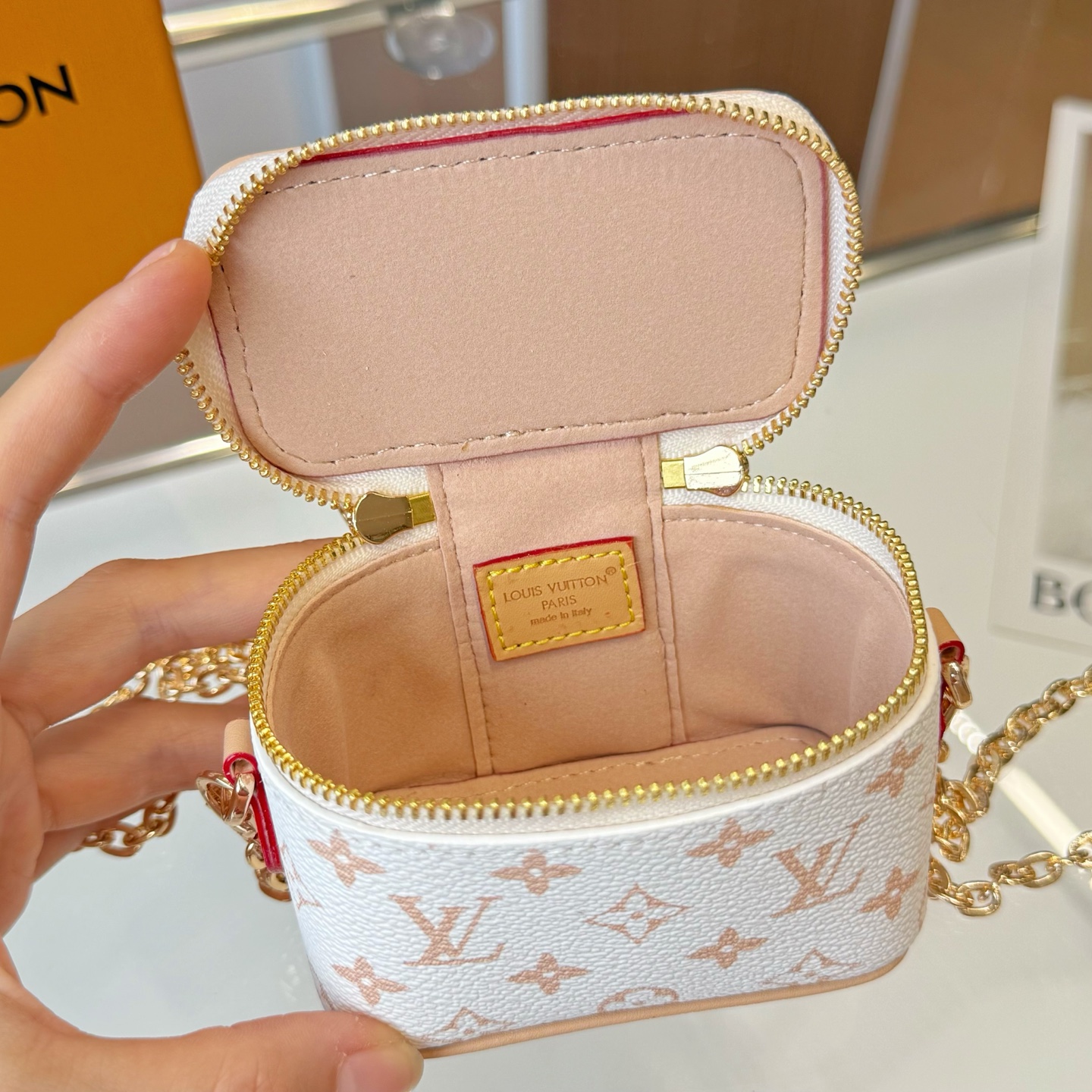 独家新品❤️5色现货供应\nLouisVuitton路易威登迷你microvanity化妆包\n斜挎包可放车匙卡片零钱等小物件\n本款MicroVanity手袋浓缩Vanity手袋的经典廓形，以MonogramDune帆布打造轻装出行的潮流之选。金属链条方便斜挎，紧凑构型适宜收纳耳机和品牌崭新美妆系列中的唇膏\nsize：10×6×8cm配⛓110cm链条