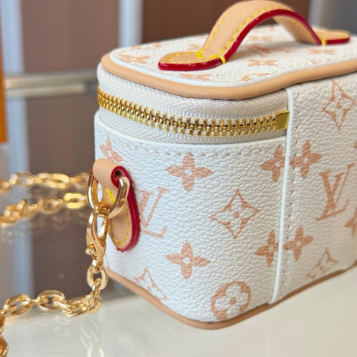 独家新品❤️5色现货供应\nLouisVuitton路易威登迷你microvanity化妆包\n斜挎包可放车匙卡片零钱等小物件\n本款MicroVanity手袋浓缩Vanity手袋的经典廓形，以MonogramDune帆布打造轻装出行的潮流之选。金属链条方便斜挎，紧凑构型适宜收纳耳机和品牌崭新美妆系列中的唇膏\nsize：10×6×8cm配⛓110cm链条
