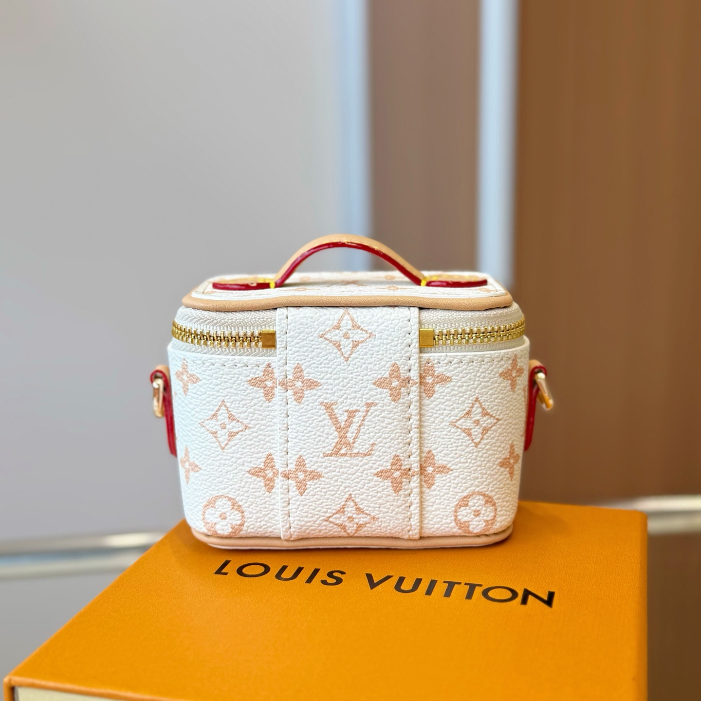 独家新品❤️5色现货供应\nLouisVuitton路易威登迷你microvanity化妆包\n斜挎包可放车匙卡片零钱等小物件\n本款MicroVanity手袋浓缩Vanity手袋的经典廓形，以MonogramDune帆布打造轻装出行的潮流之选。金属链条方便斜挎，紧凑构型适宜收纳耳机和品牌崭新美妆系列中的唇膏\nsize：10×6×8cm配⛓110cm链条